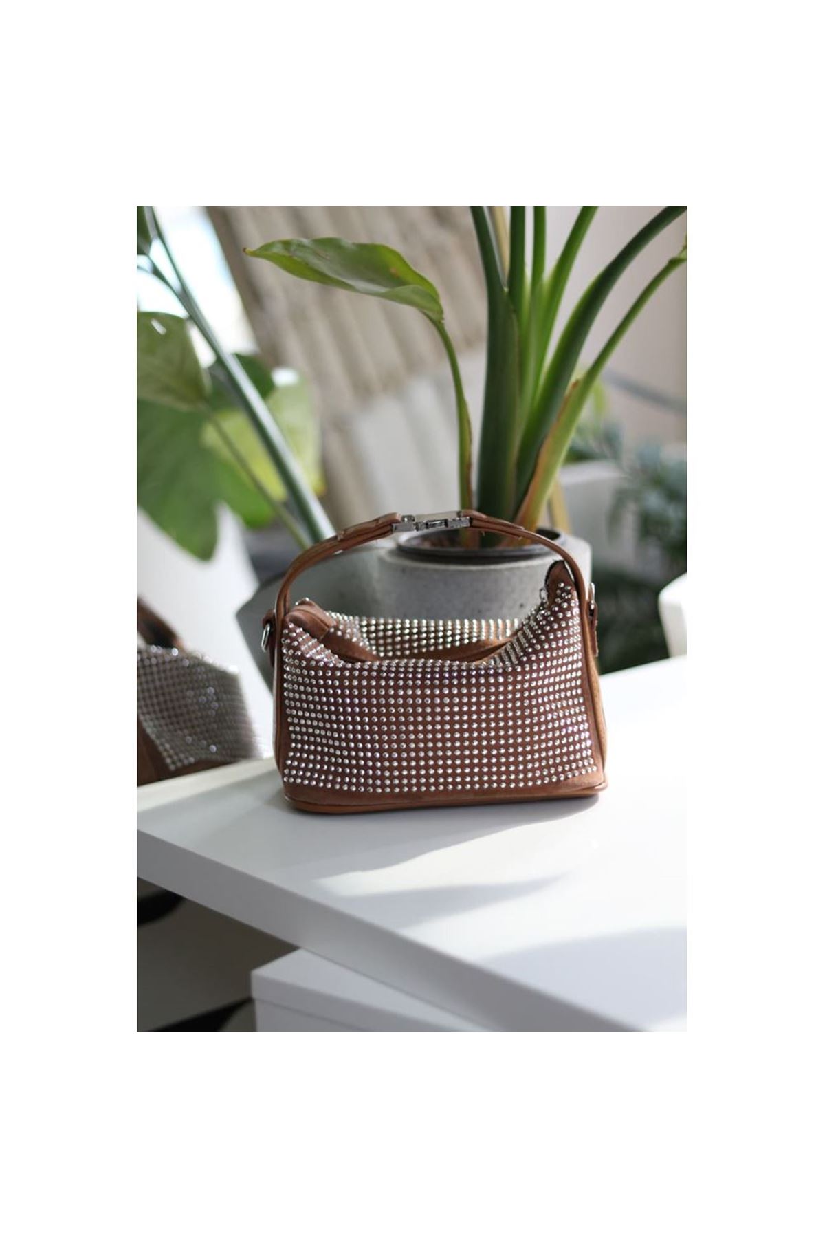 Taba zımbalı klips detaylı el omuz çantası