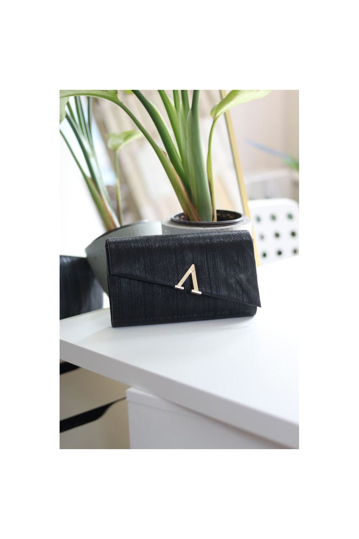 Siyah  Lazer Kesim V Aksesuarlı Zincirli Omuz Çantası