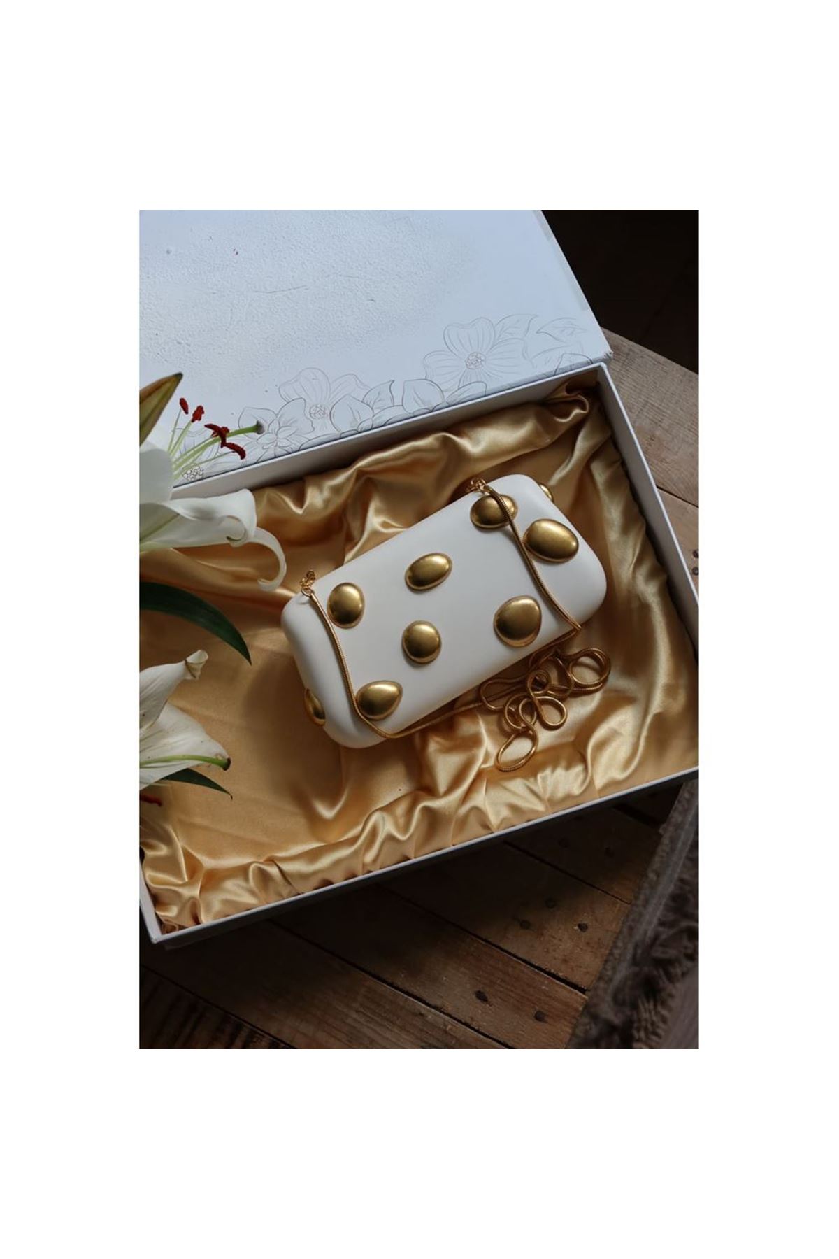 Zincir Detaylı Krem Parlak Deri Abiye Çanta