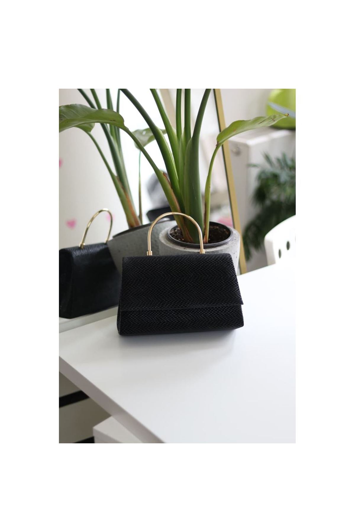 Siyah Mat Deri Metal Sap Detaylı El &amp;amp; Omuz Çantası