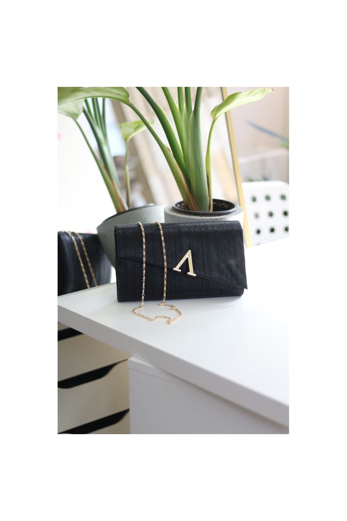 Siyah  Lazer Kesim V Aksesuarlı Zincirli Omuz Çantası