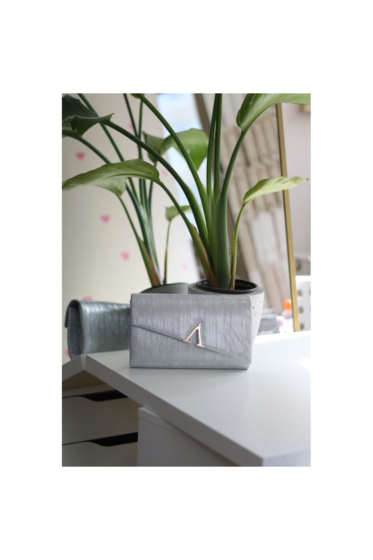 Gümüş Lazer Kesim V Aksesuarlı Zincirli Omuz Çantası