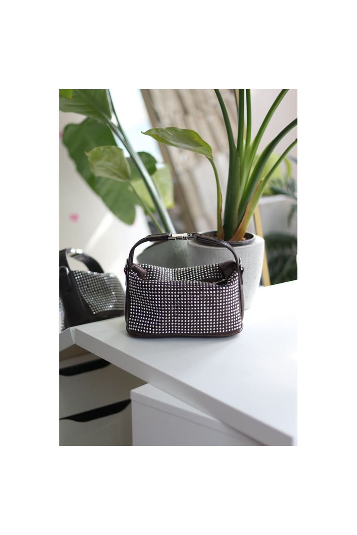 Acı Kahve  zımbalı klips detaylı el omuz çantası