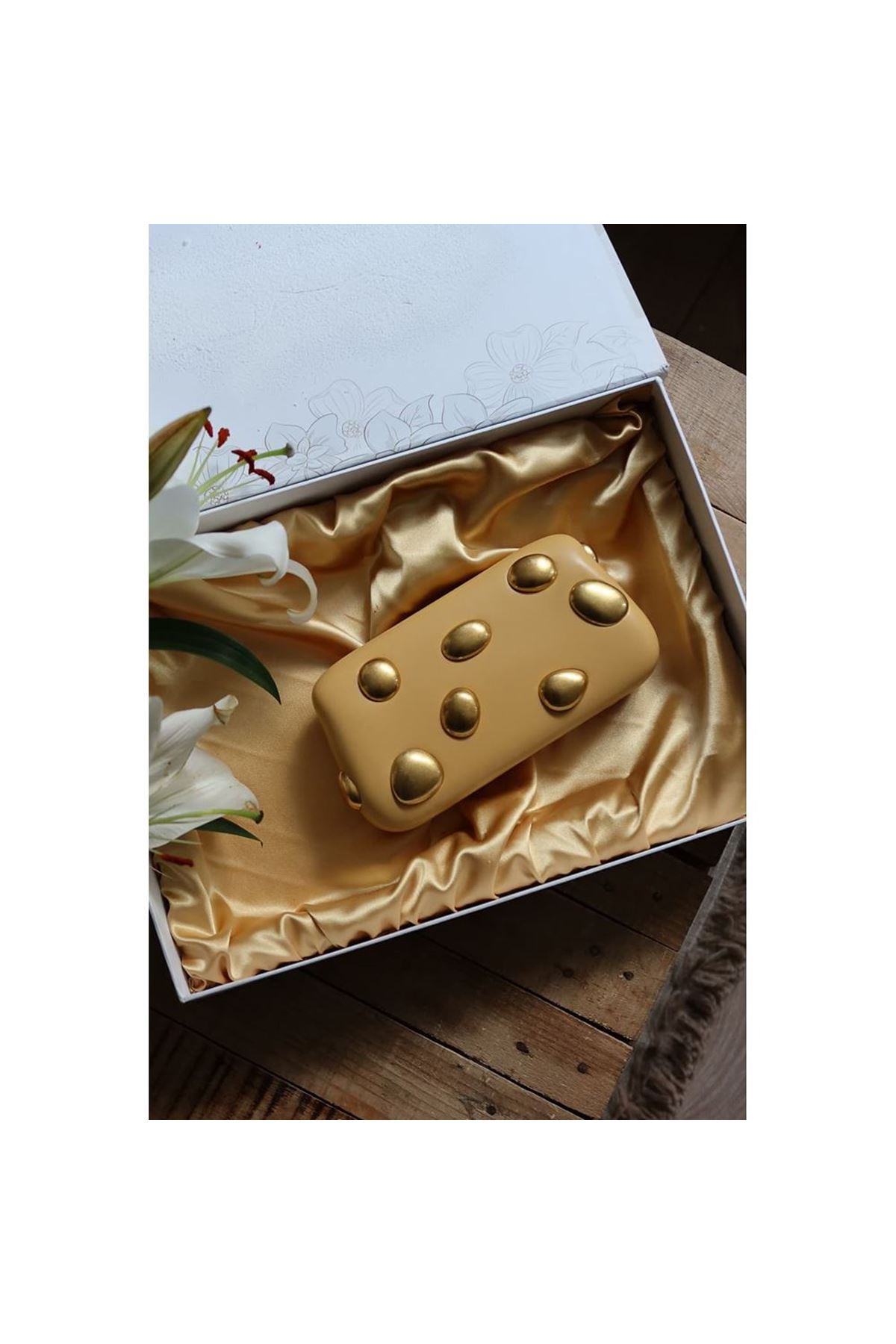 Zincir Detaylı Hardal Sarısı Parlak Deri Abiye Çanta