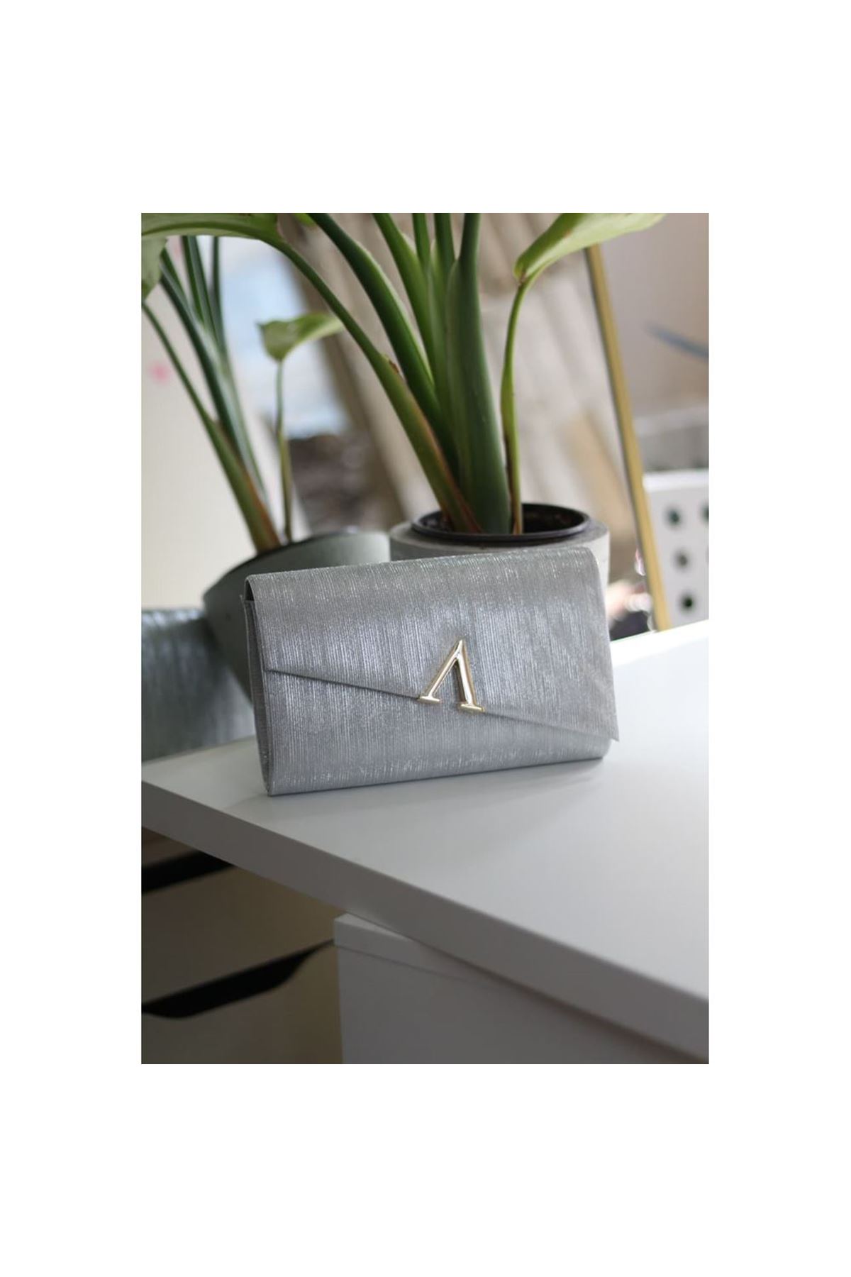 Gümüş Lazer Kesim V Aksesuarlı Zincirli Omuz Çantası