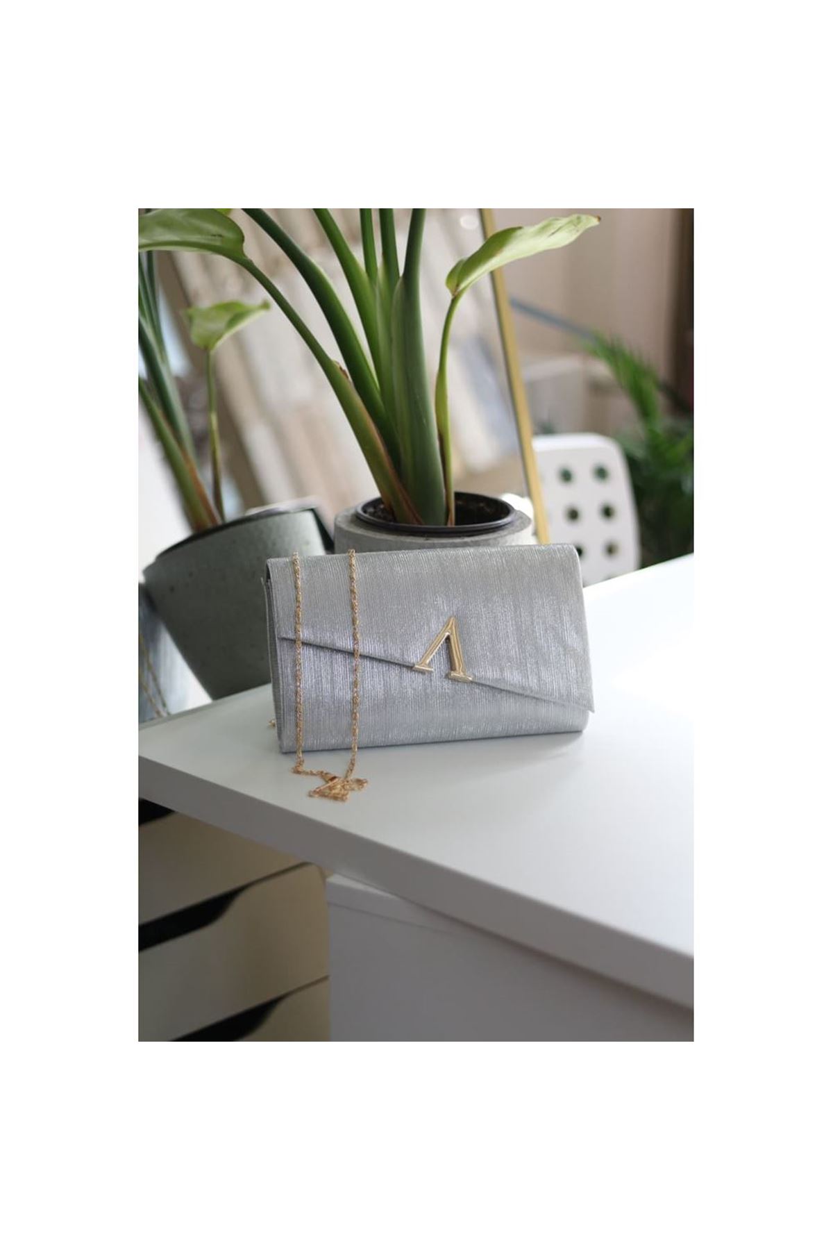 Gümüş Lazer Kesim V Aksesuarlı Zincirli Omuz Çantası