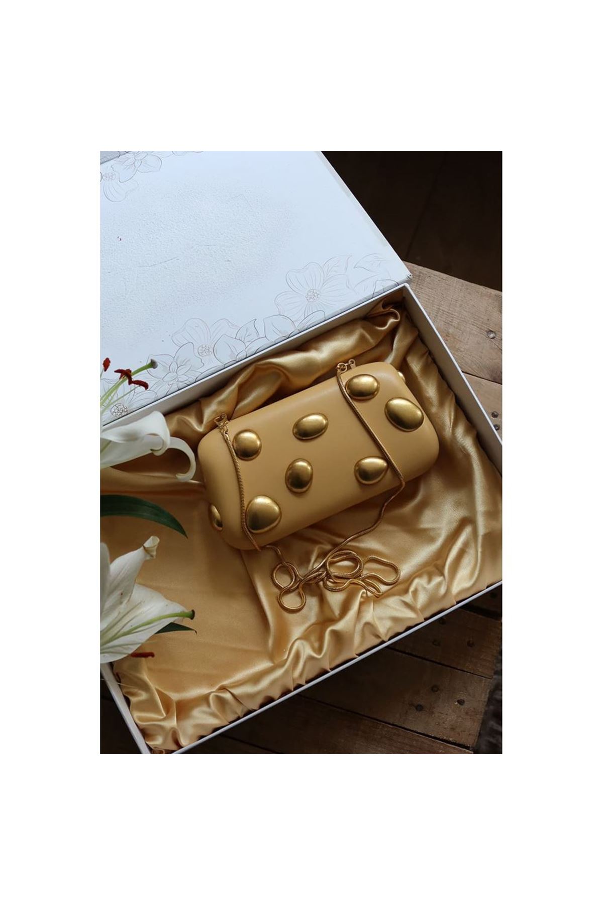 Zincir Detaylı Hardal Sarısı Parlak Deri Abiye Çanta