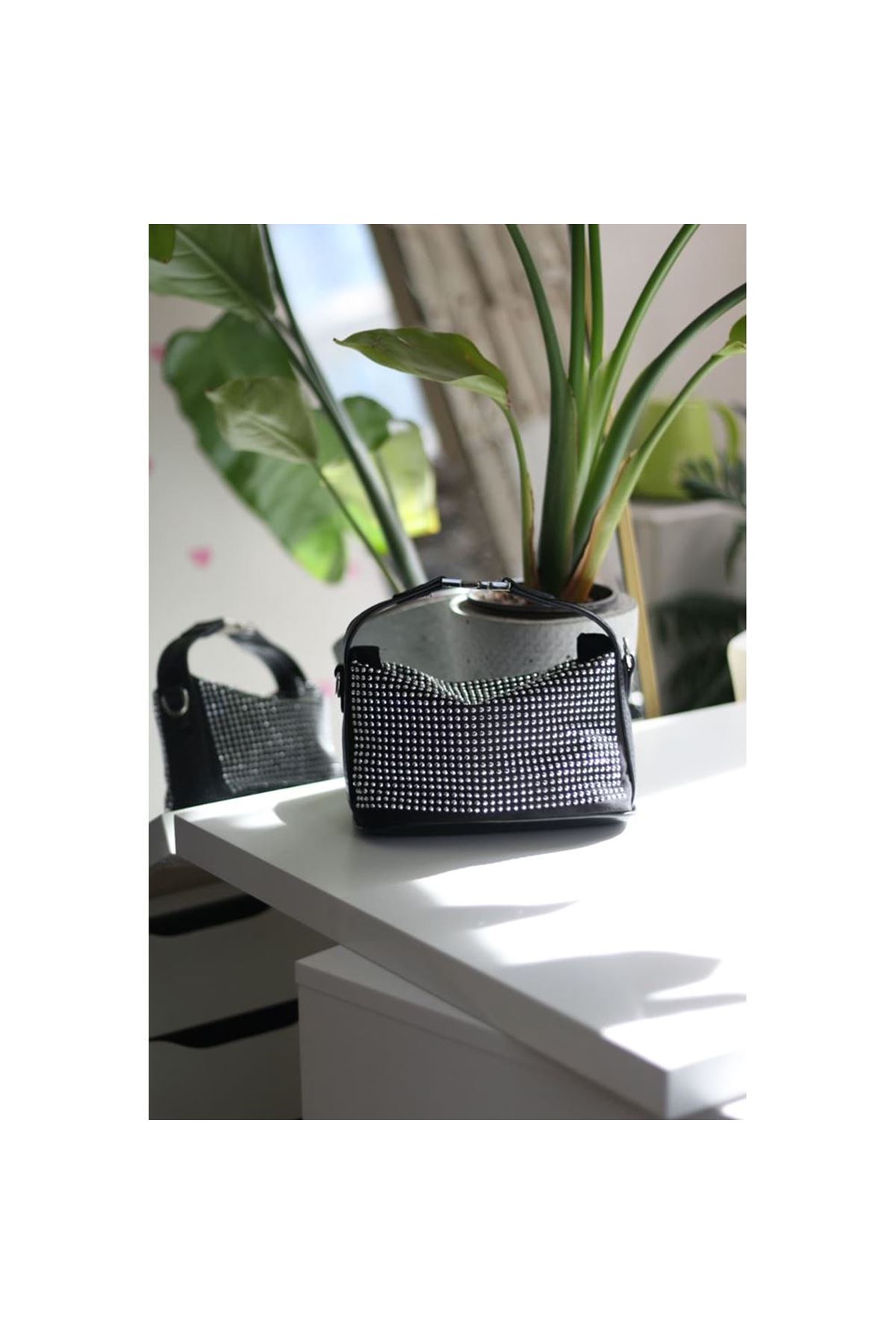 Siyah gümüş zımbalı klips detaylı el omuz çantası