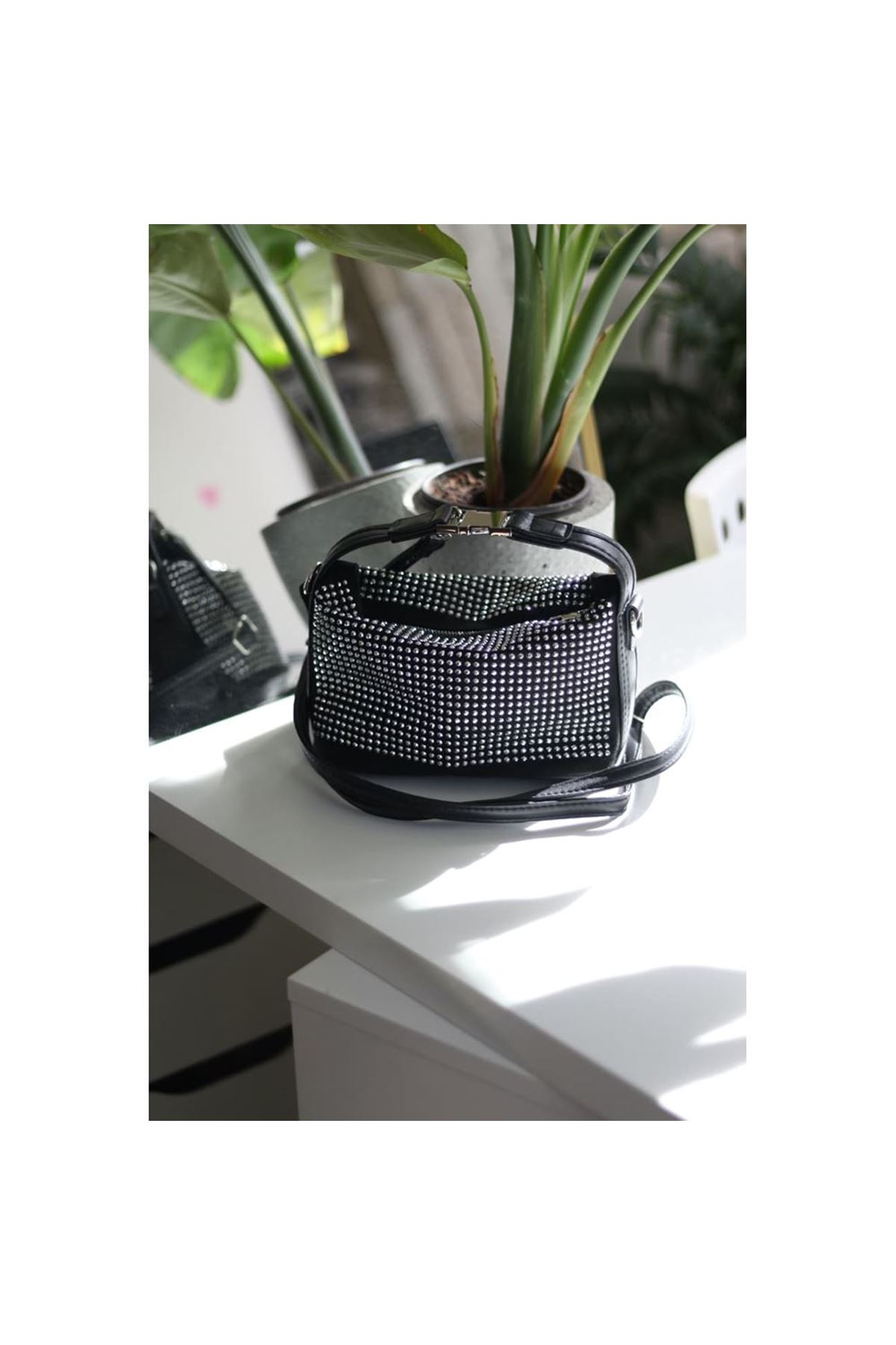 Siyah gümüş zımbalı klips detaylı el omuz çantası