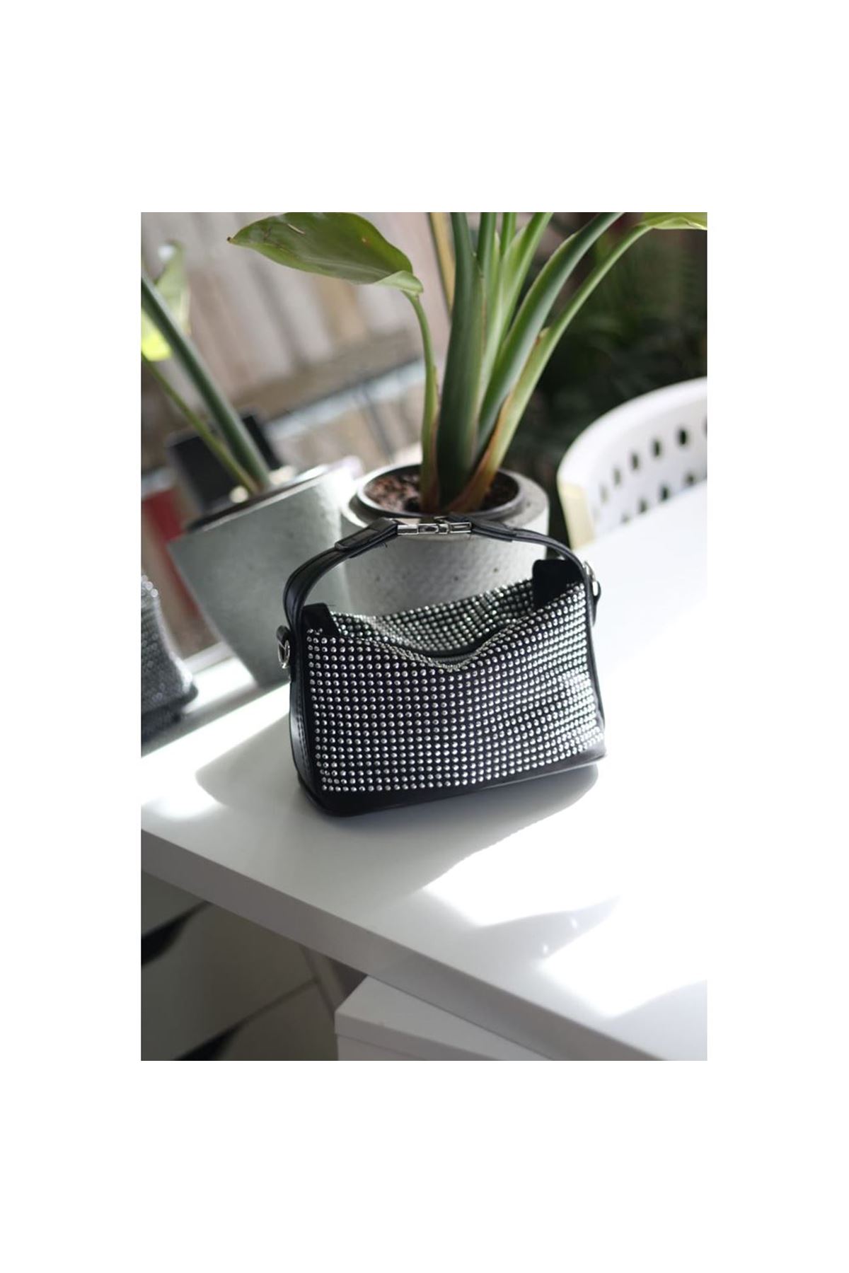 Siyah gümüş zımbalı klips detaylı el omuz çantası
