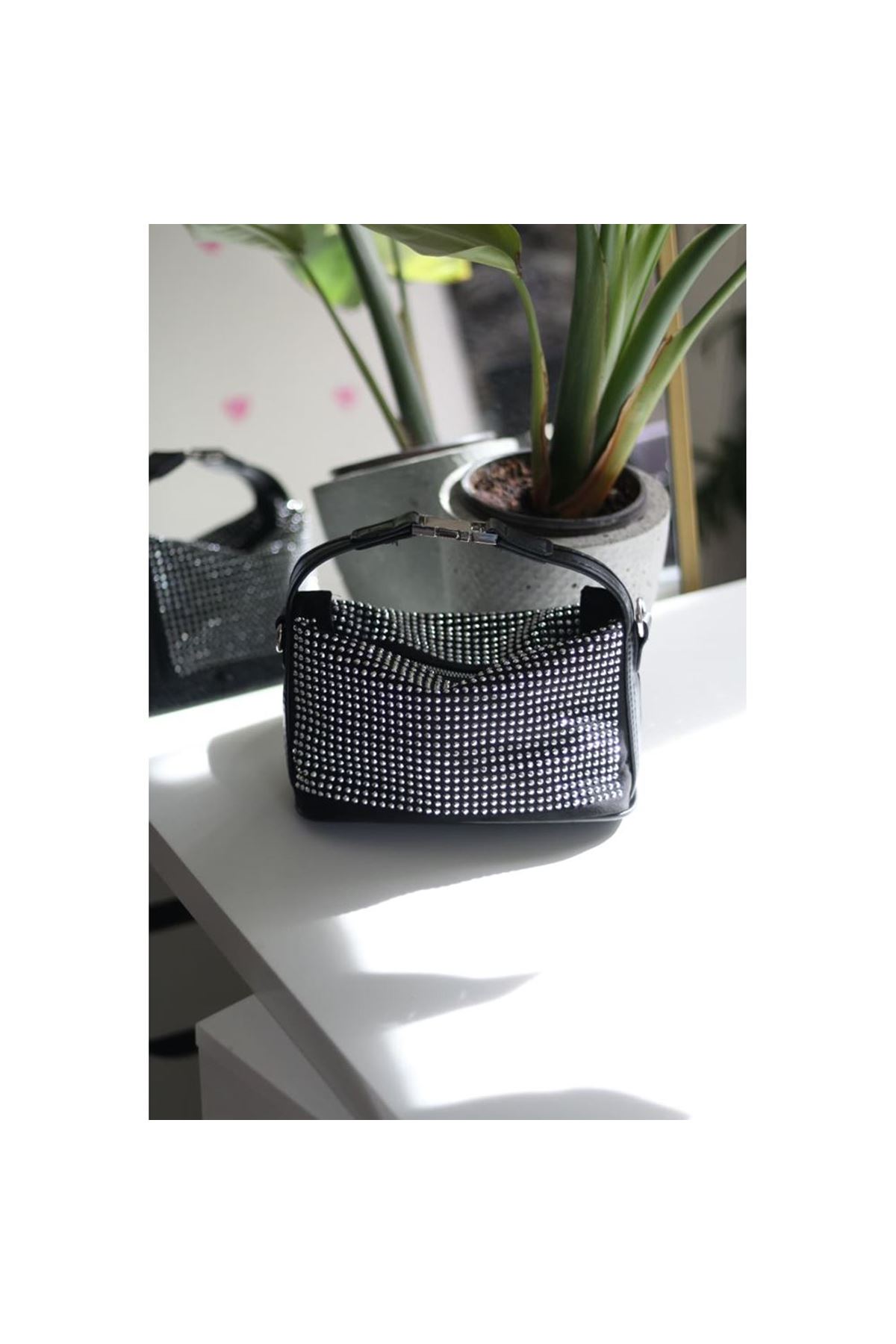 Siyah gümüş zımbalı klips detaylı el omuz çantası