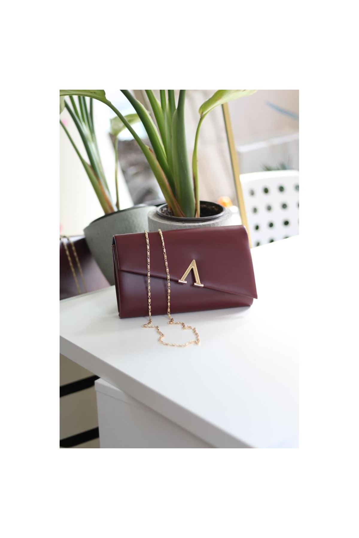 Bordo V Aksesuarlı Zincirli Omuz Çantası