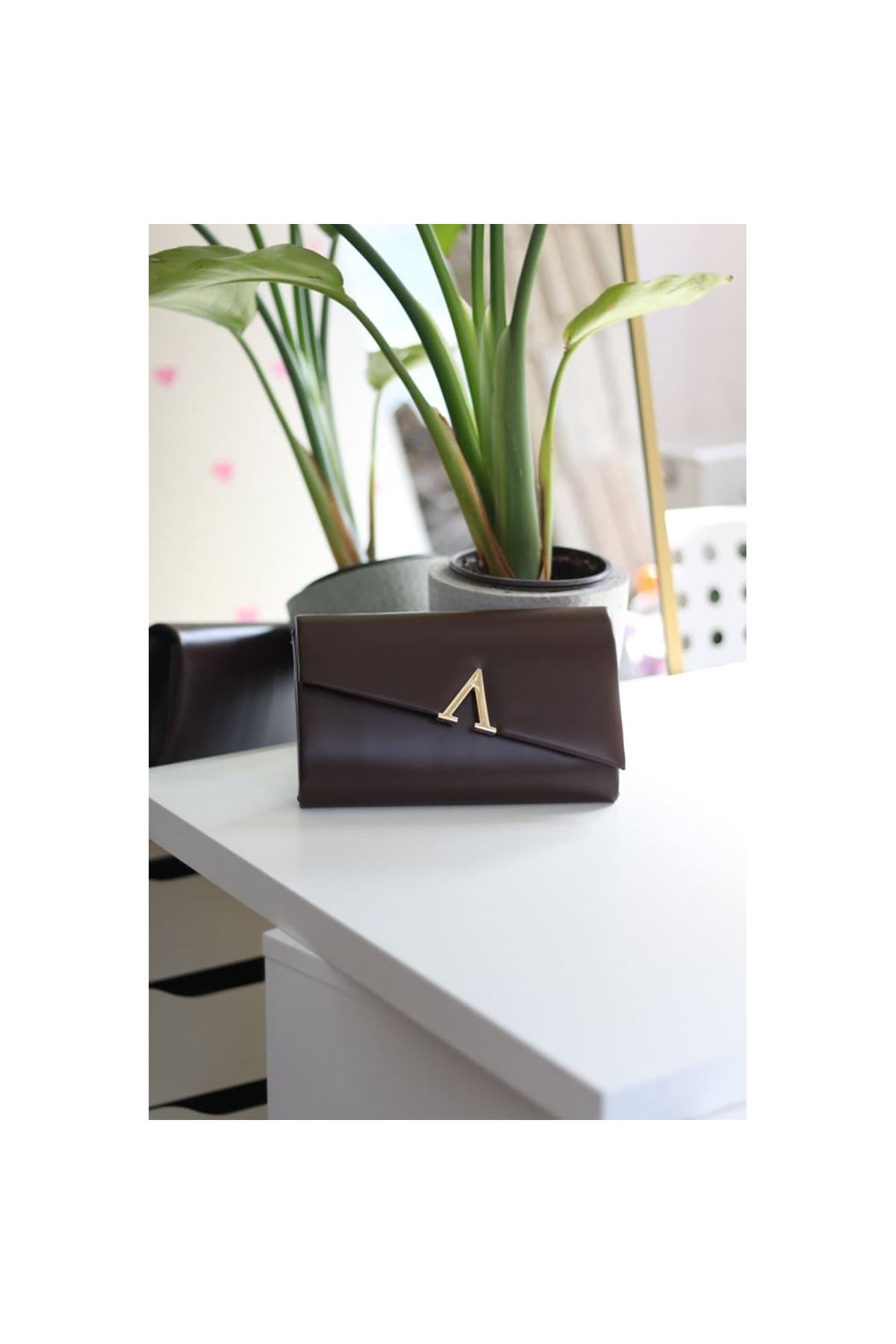 Acı Kahve V Aksesuarlı Zincirli Omuz Çantası