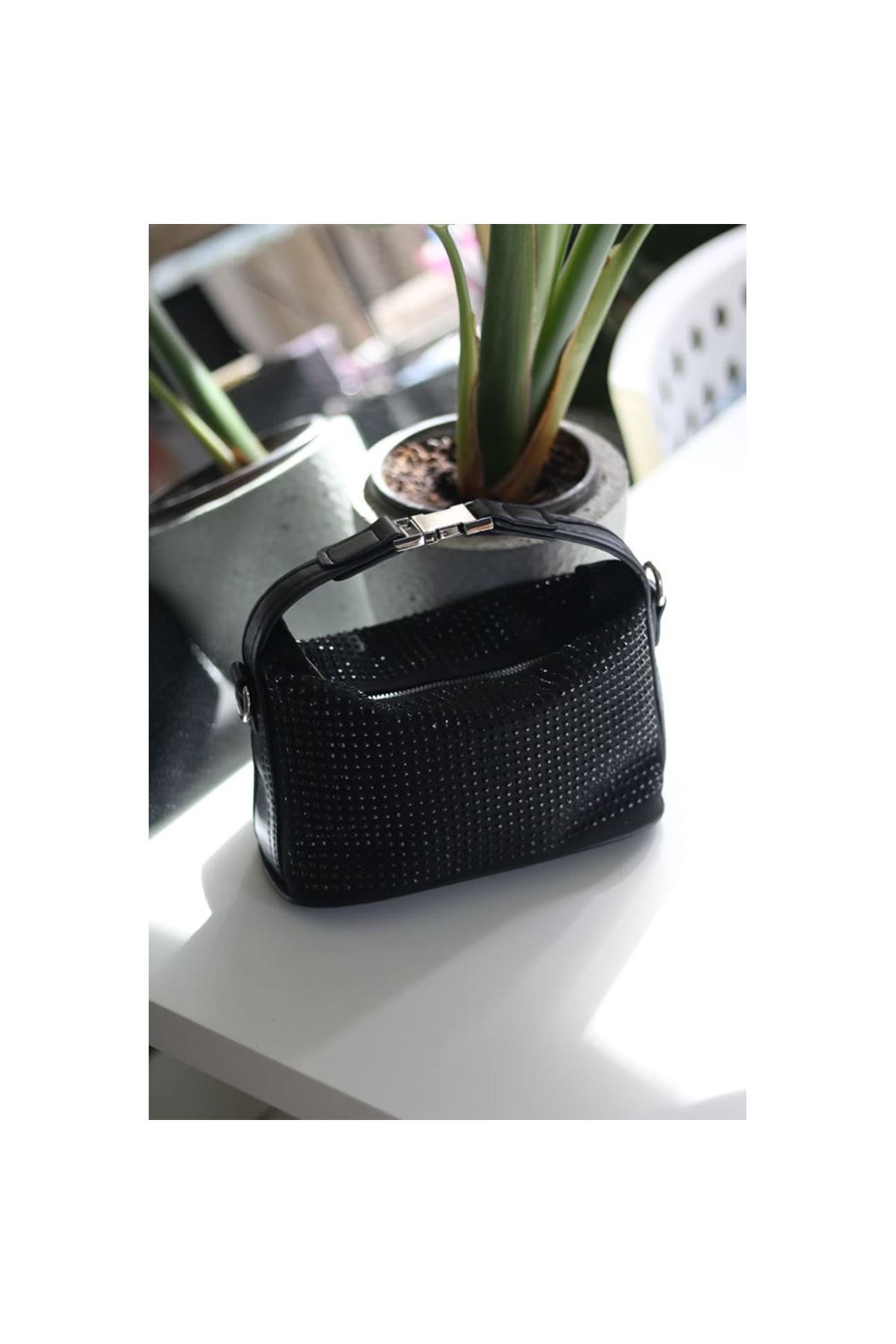 Siyah zımbalı klips detaylı el omuz çantası