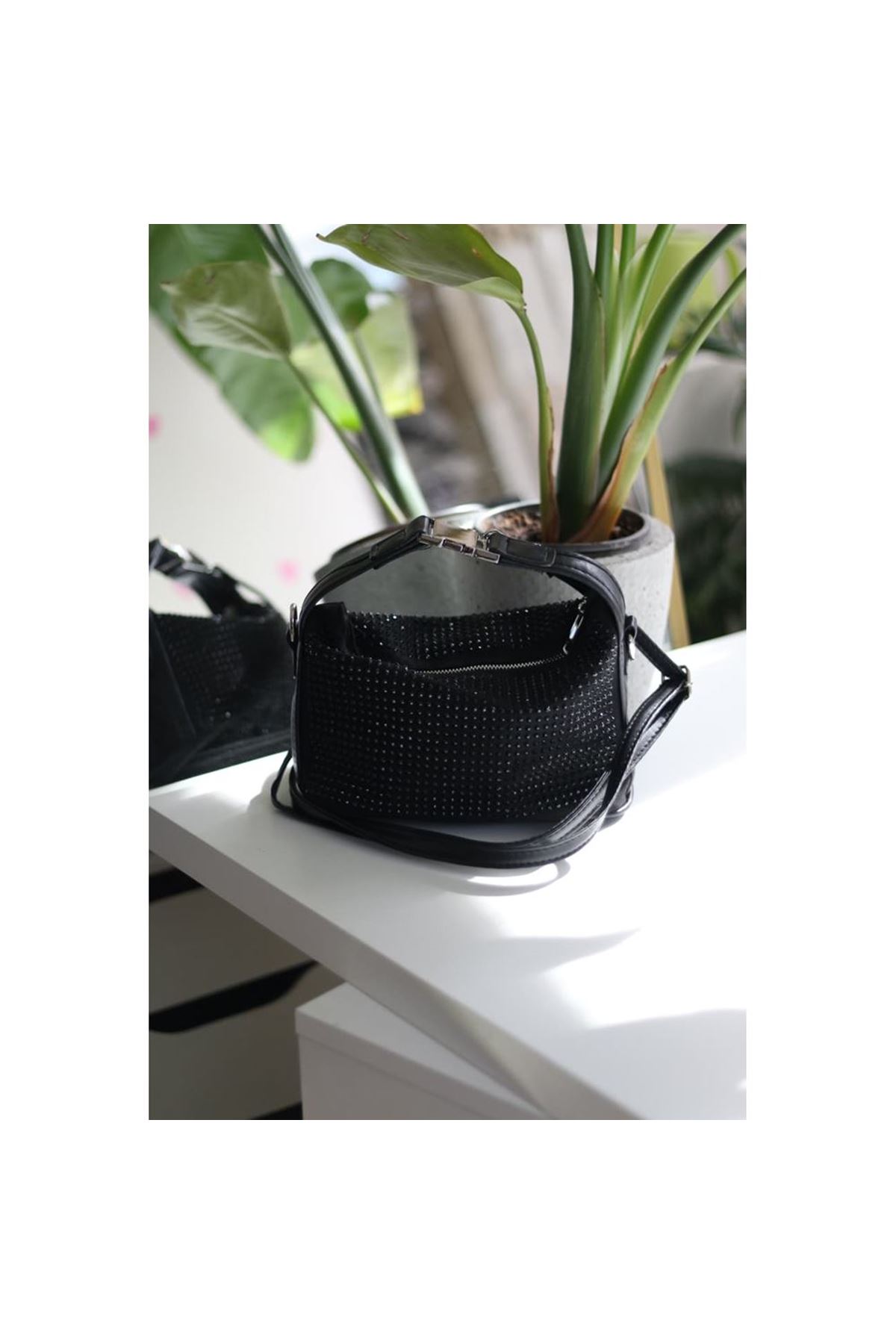 Siyah zımbalı klips detaylı el omuz çantası