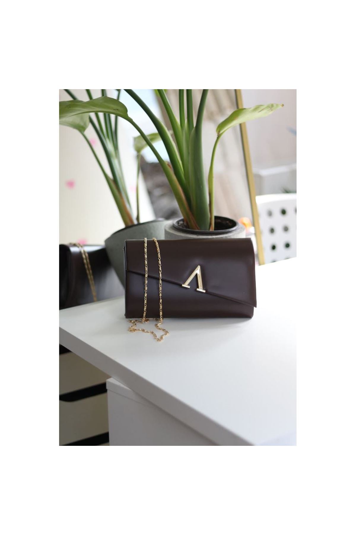 Acı Kahve V Aksesuarlı Zincirli Omuz Çantası