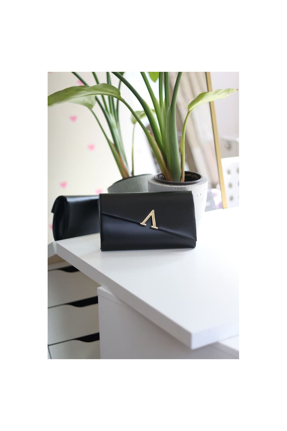 Siyah V Aksesuarlı Zincirli Omuz Çantası