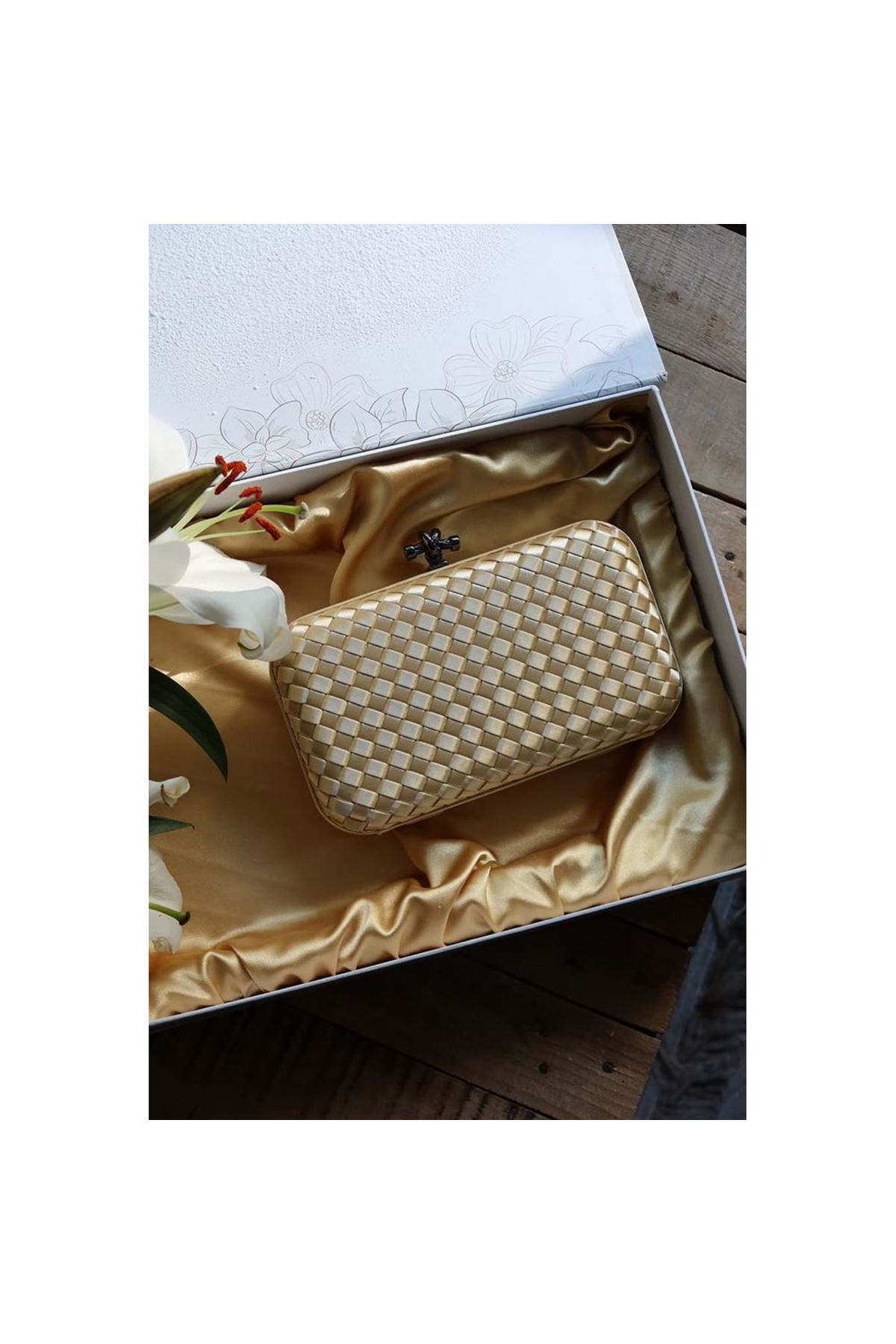 Gold Saten Standart Baklava Desenli Kasa Abiye El Çantası