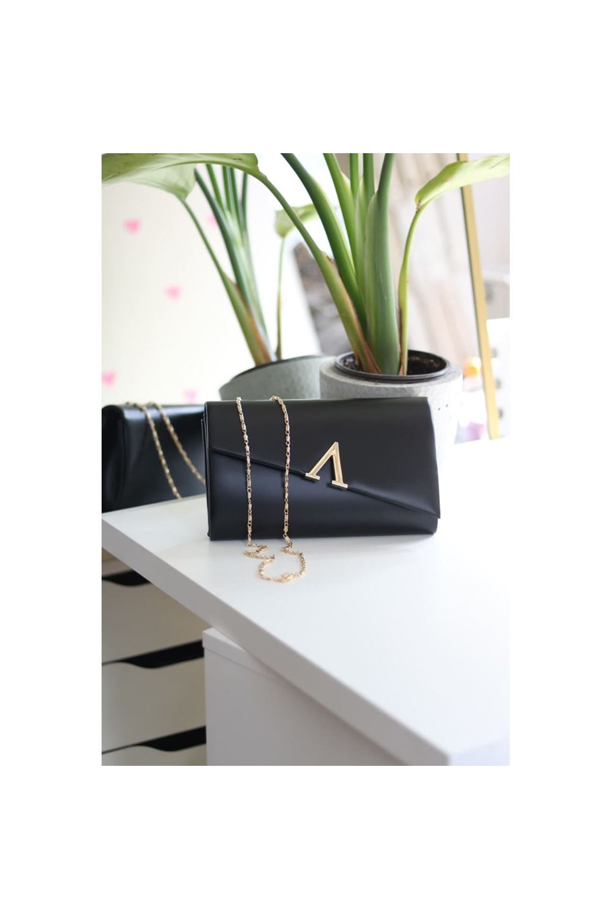 Siyah V Aksesuarlı Zincirli Omuz Çantası