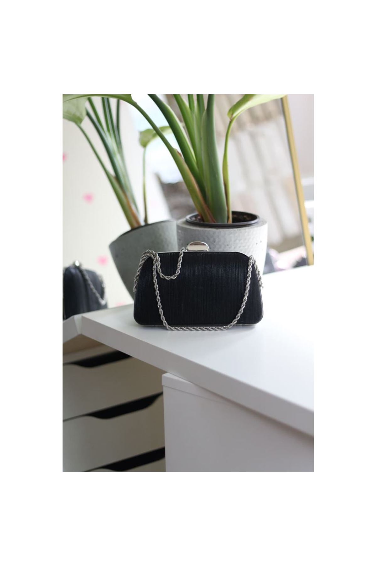 Kadın siyah burgu zincir detaylı lazer doku abiye el  çantası