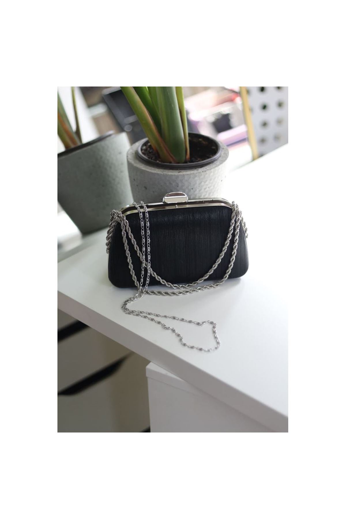 Kadın siyah burgu zincir detaylı lazer doku abiye el  çantası