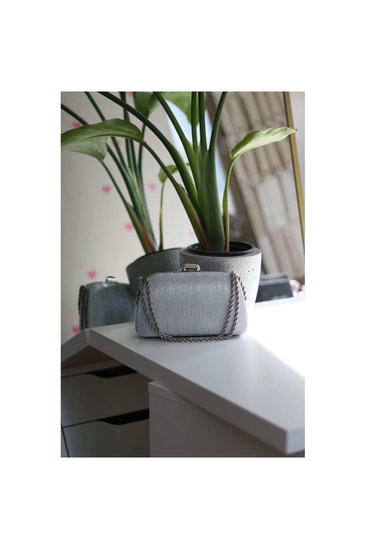 Kadın silver burgu zincir detaylı lazer doku abiye el  çantası