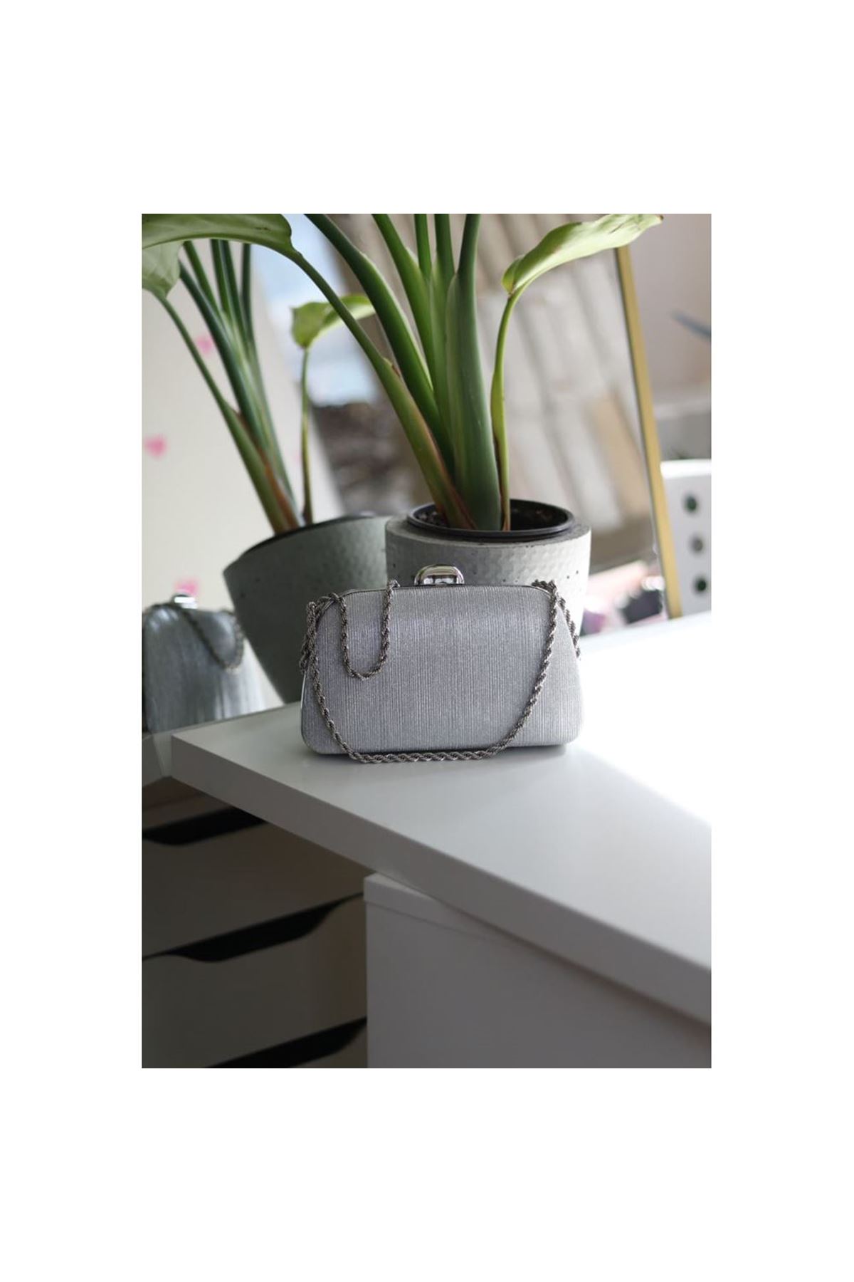 Kadın silver burgu zincir detaylı lazer doku abiye el  çantası