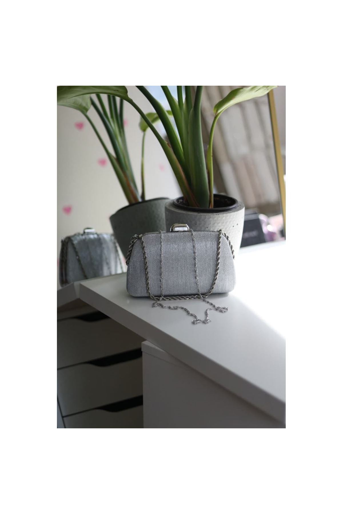 Kadın silver burgu zincir detaylı lazer doku abiye el  çantası