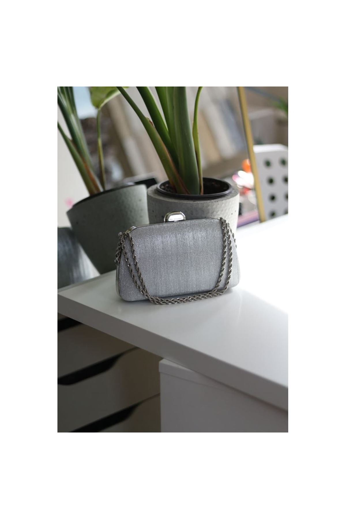 Kadın silver burgu zincir detaylı lazer doku abiye el  çantası
