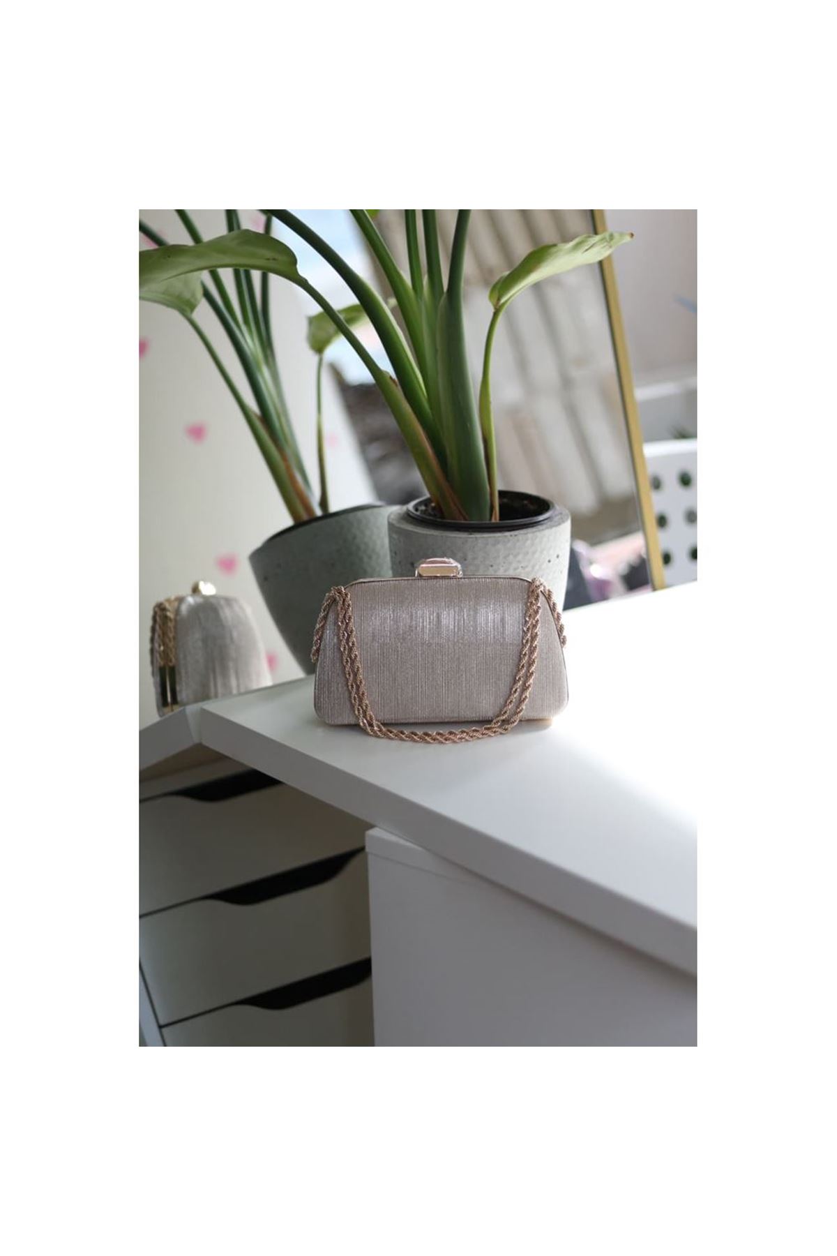 Kadın gold burgu zincir detaylı lazer doku abiye el  çantası