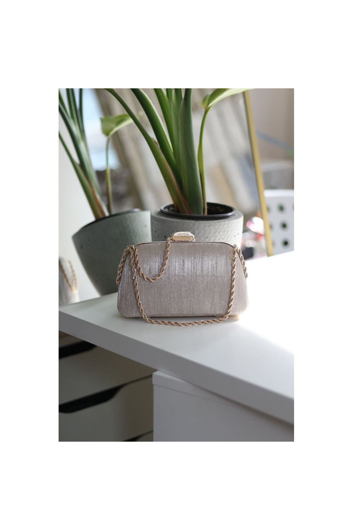 Kadın gold burgu zincir detaylı lazer doku abiye el  çantası