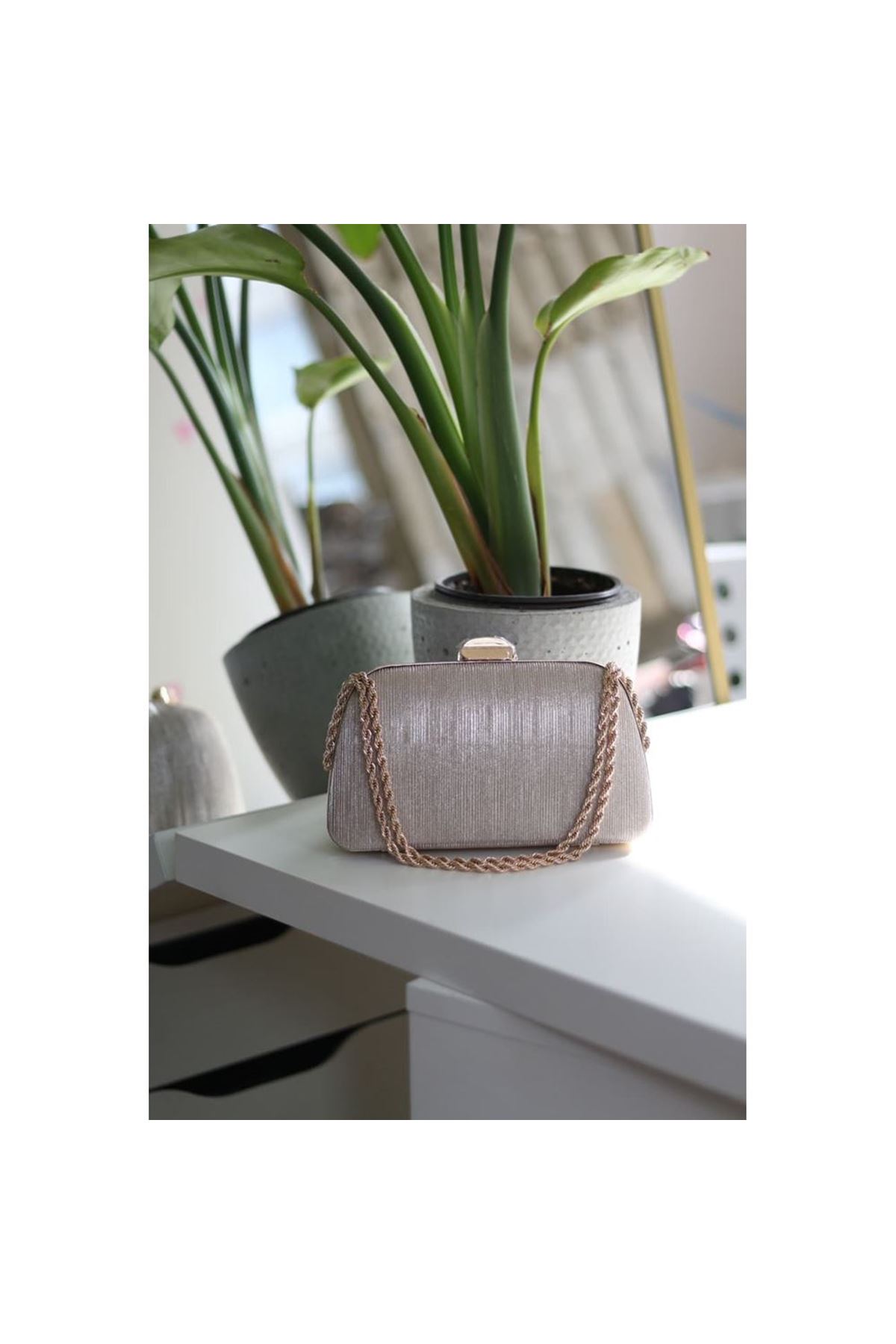 Kadın gold burgu zincir detaylı lazer doku abiye el  çantası