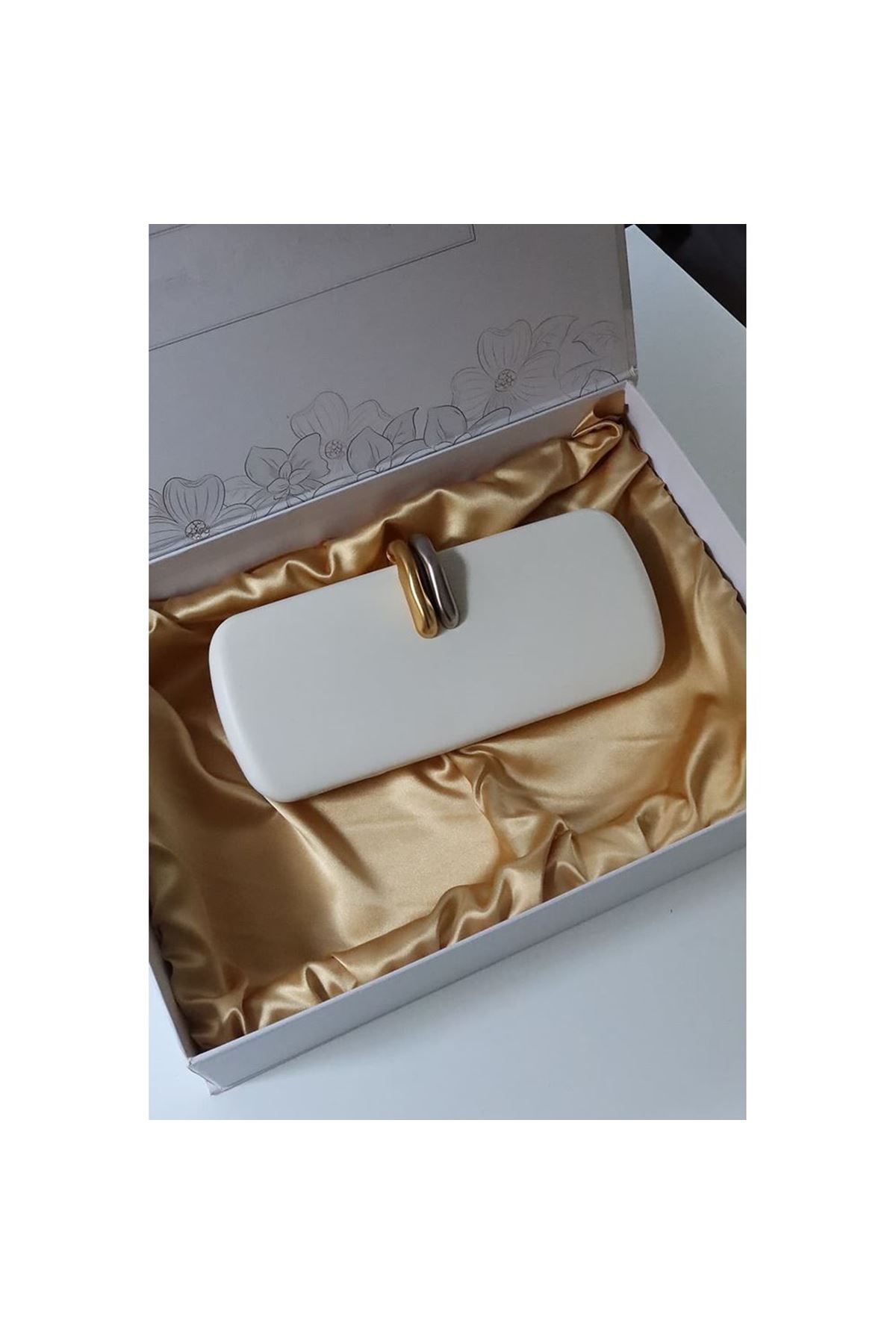 Beyaz metal aksesuar detaylı zincirli slim abiye el omuz çantası