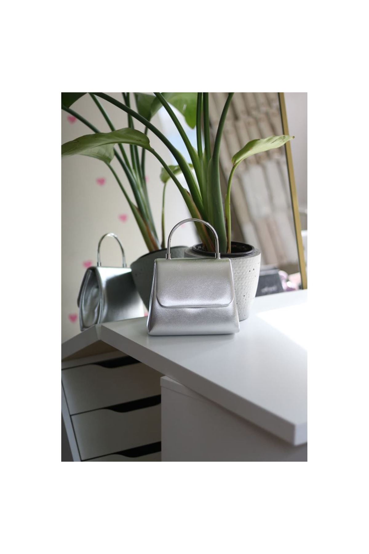 Kadın silver parlak deri metal sap detaylı abiye el omuz çantası