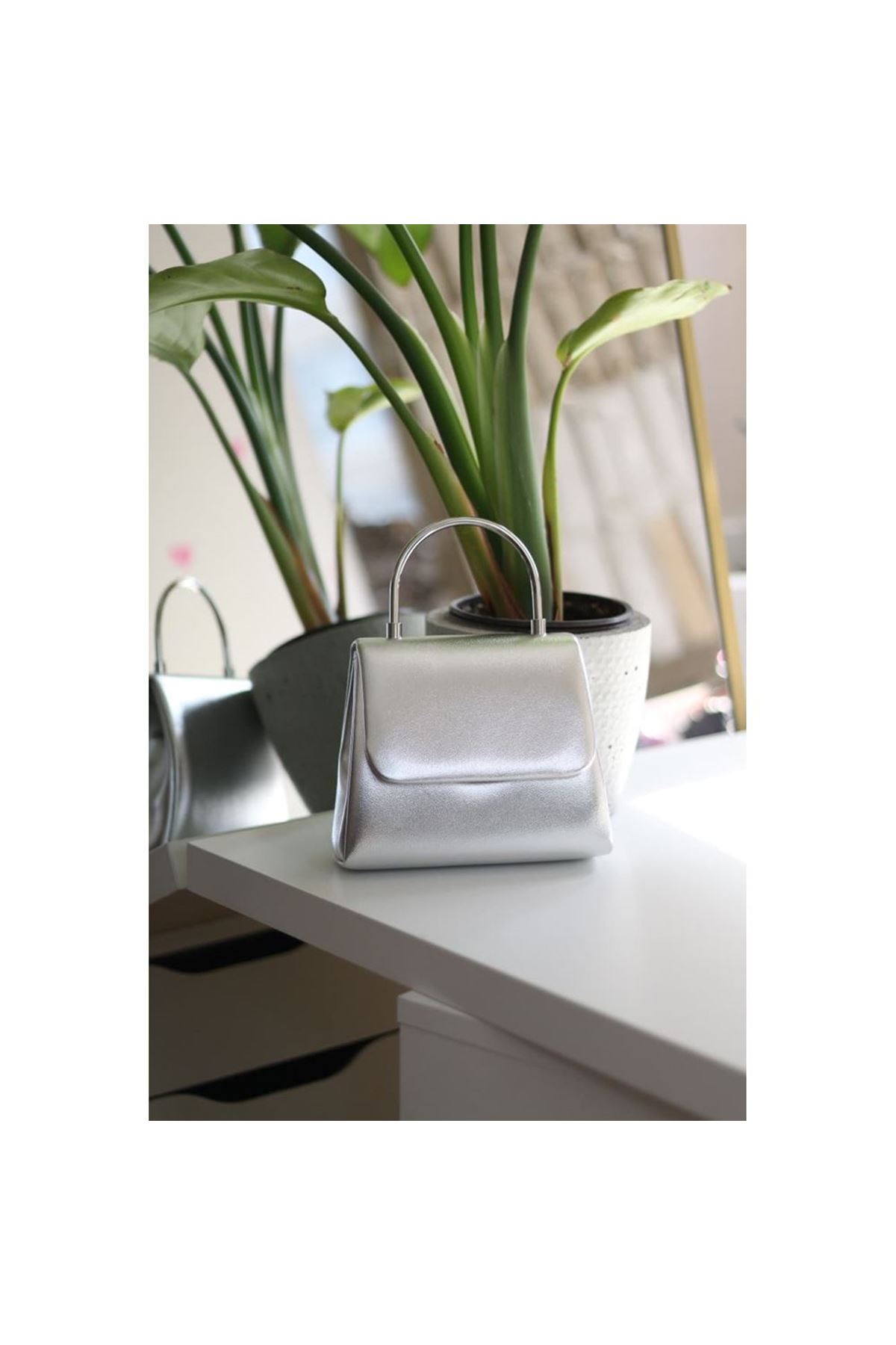 Kadın silver parlak deri metal sap detaylı abiye el omuz çantası