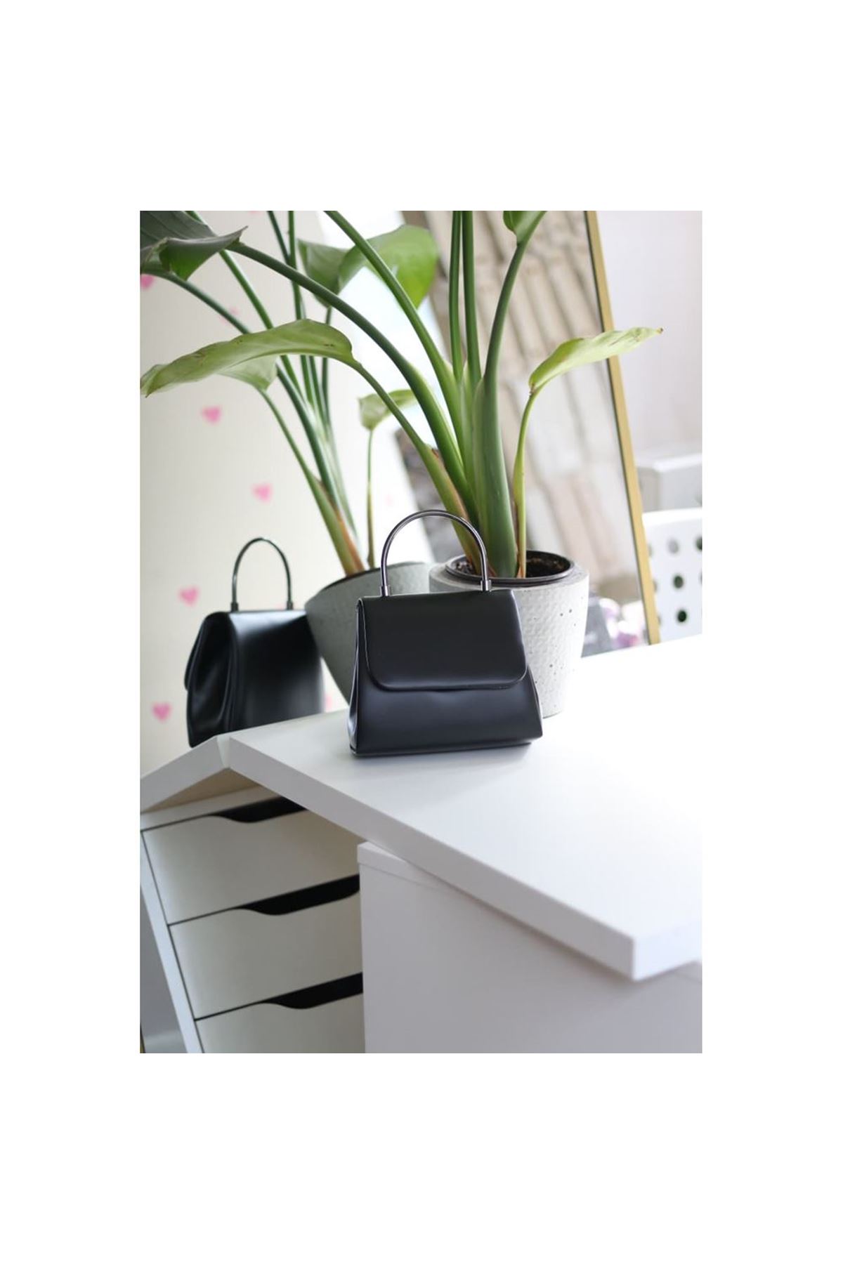 Kadın siyah mat metal sap detaylı abiye el omuz çantası