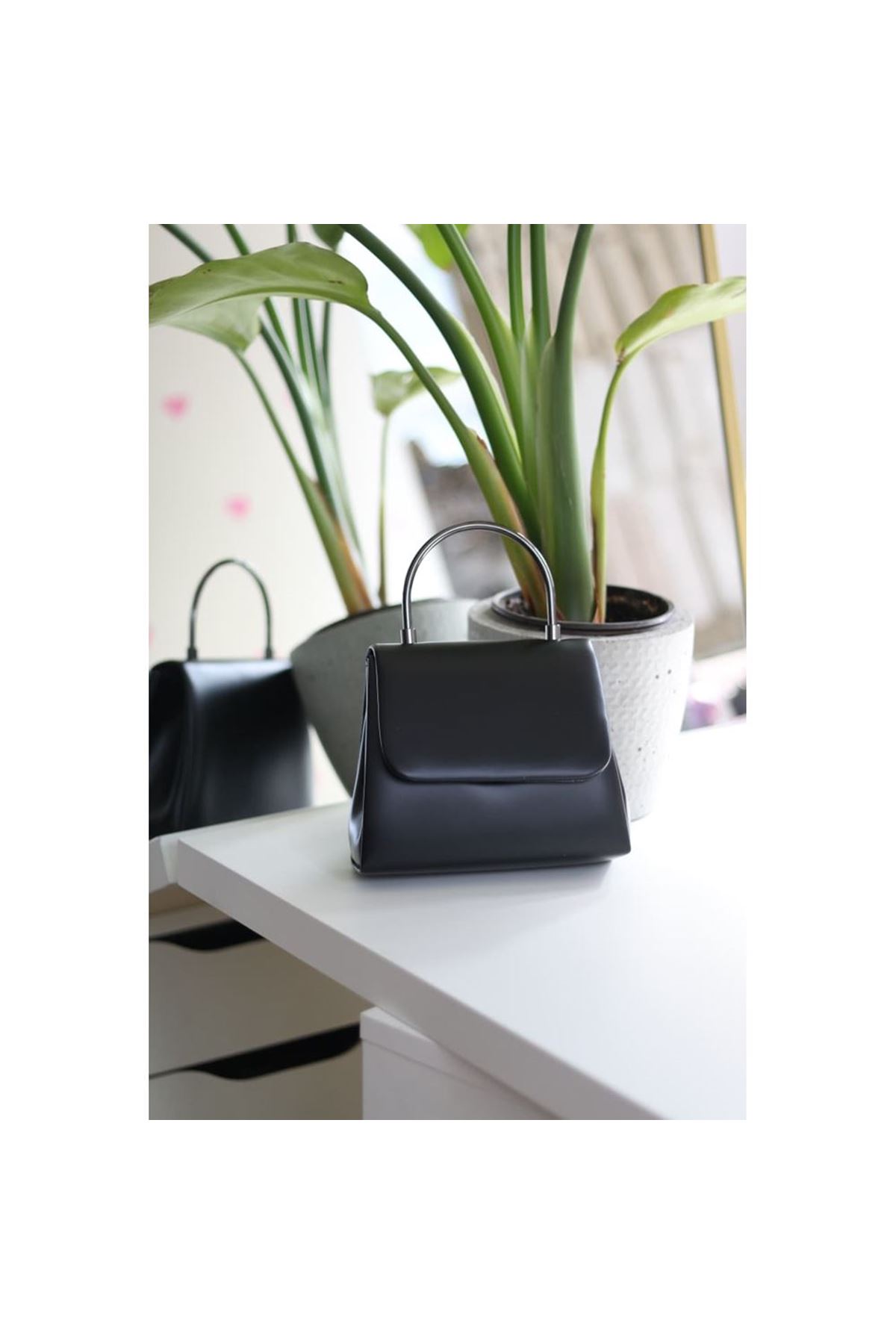 Kadın siyah mat metal sap detaylı abiye el omuz çantası