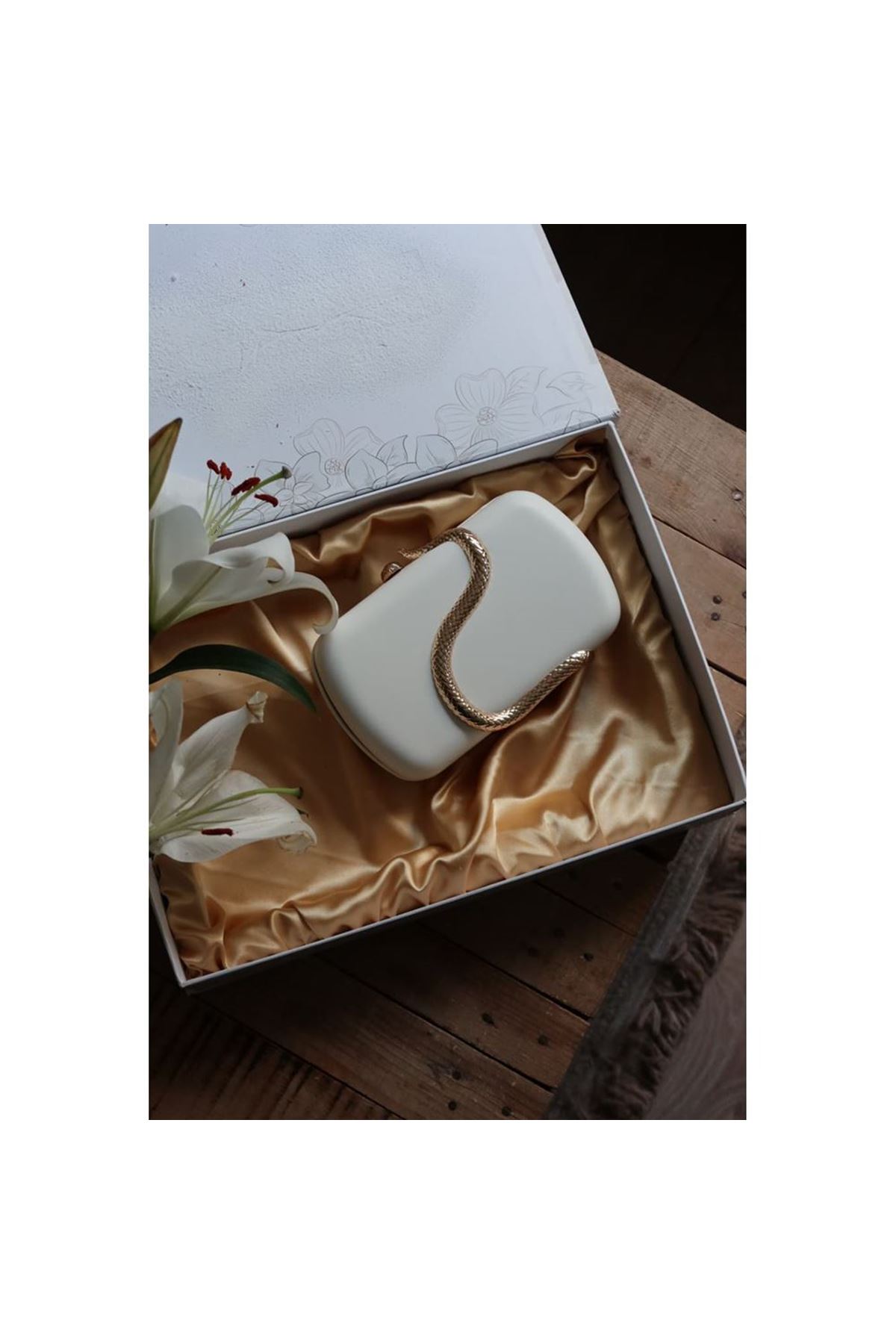 Krem yılan aksesuar detaylı kasa zincirli abiye çanta