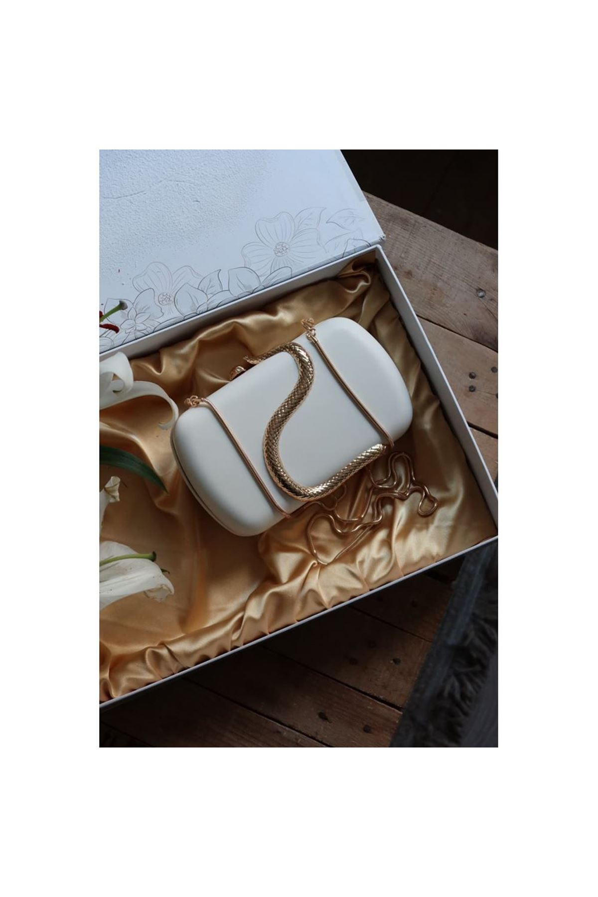 Krem yılan aksesuar detaylı kasa zincirli abiye çanta