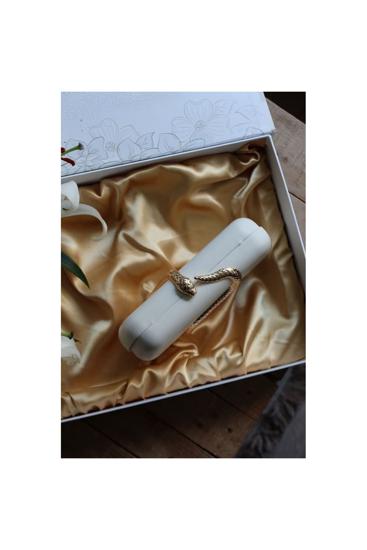 Krem yılan aksesuar detaylı kasa zincirli abiye çanta