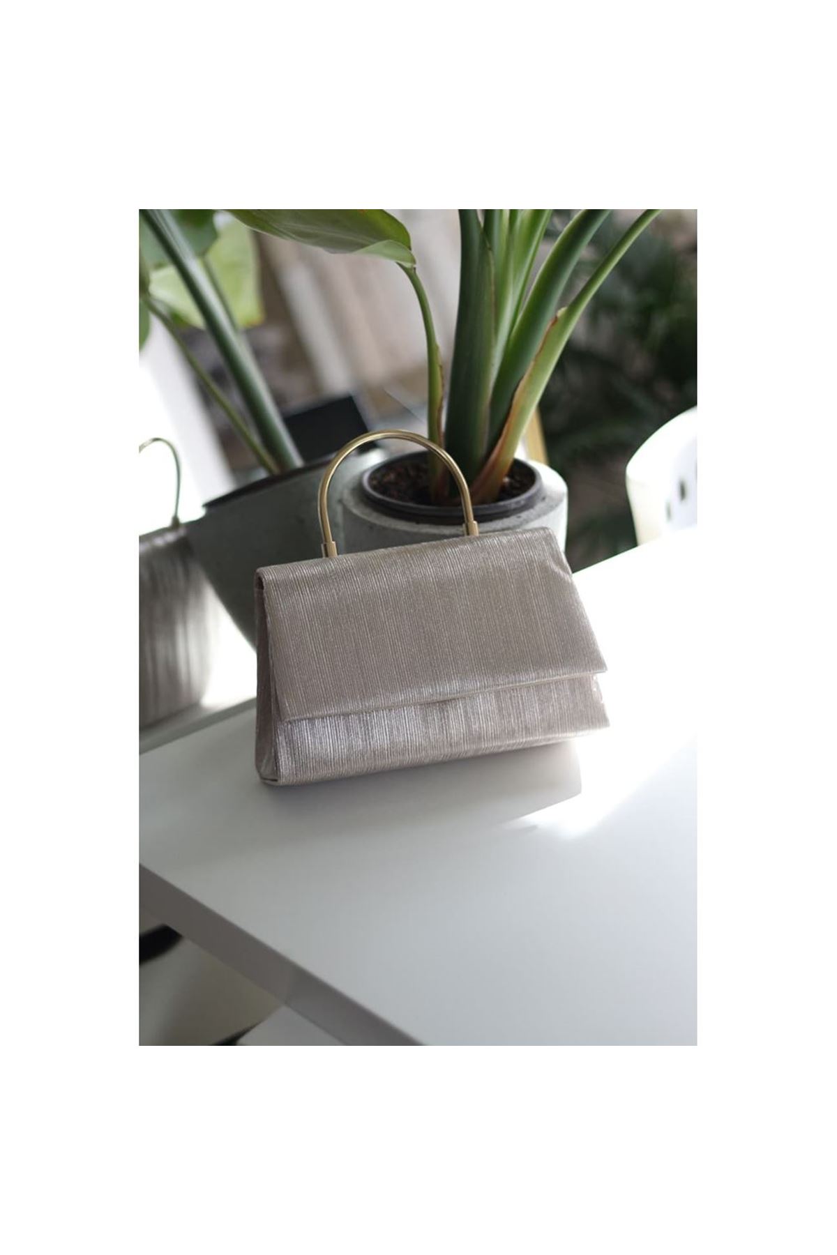 Gold Çizgi Dokulu  Metal Tutma Saplı Kapaklı Abiye Çantası