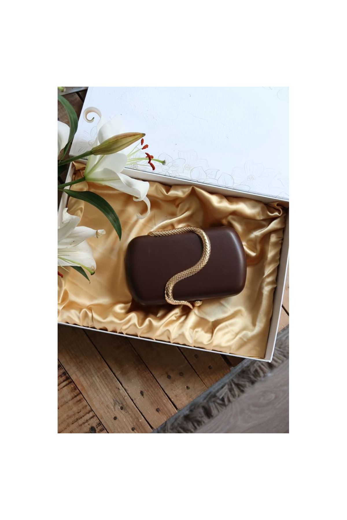 Acı kahve yılan aksesuar detaylı kasa zincirli abiye çanta