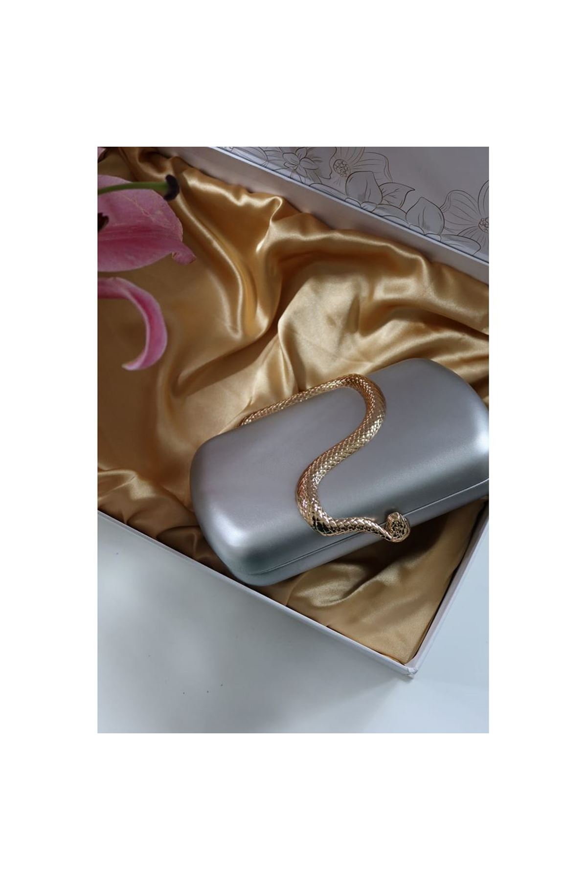 Silver yılan aksesuar detaylı kasa zincirli abiye çanta