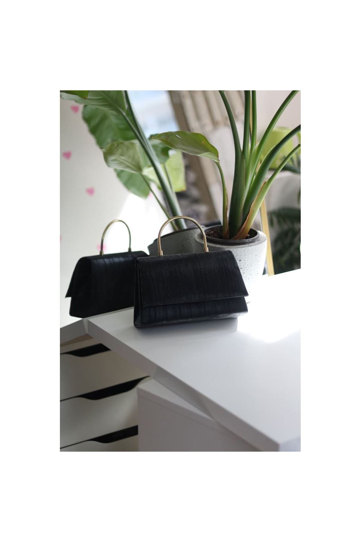 Simli Siyah Çizgi Dokulu  Metal Tutma Saplı Kapaklı Abiye Çantası