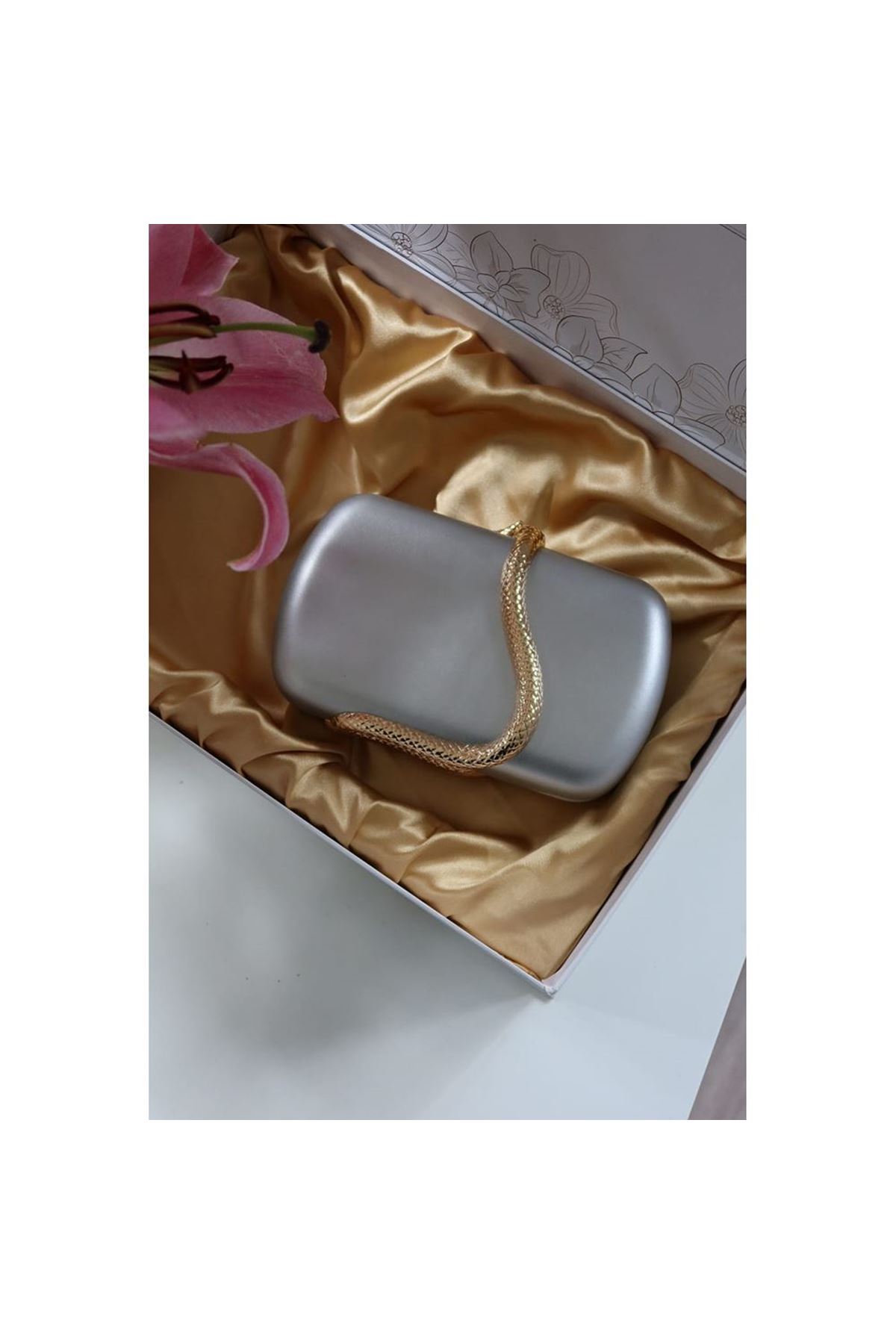 Silver yılan aksesuar detaylı kasa zincirli abiye çanta