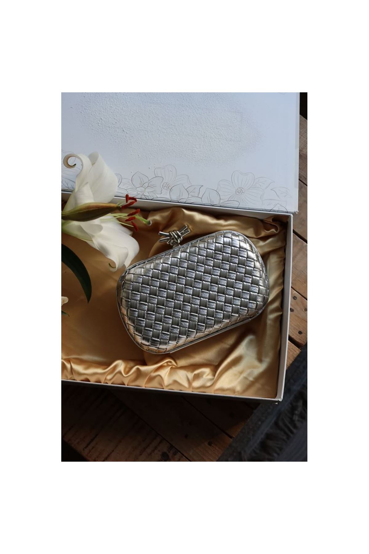 Silver Baklava Desenli Metal Aksesuar Detaylı Kasa Abiye Çanta