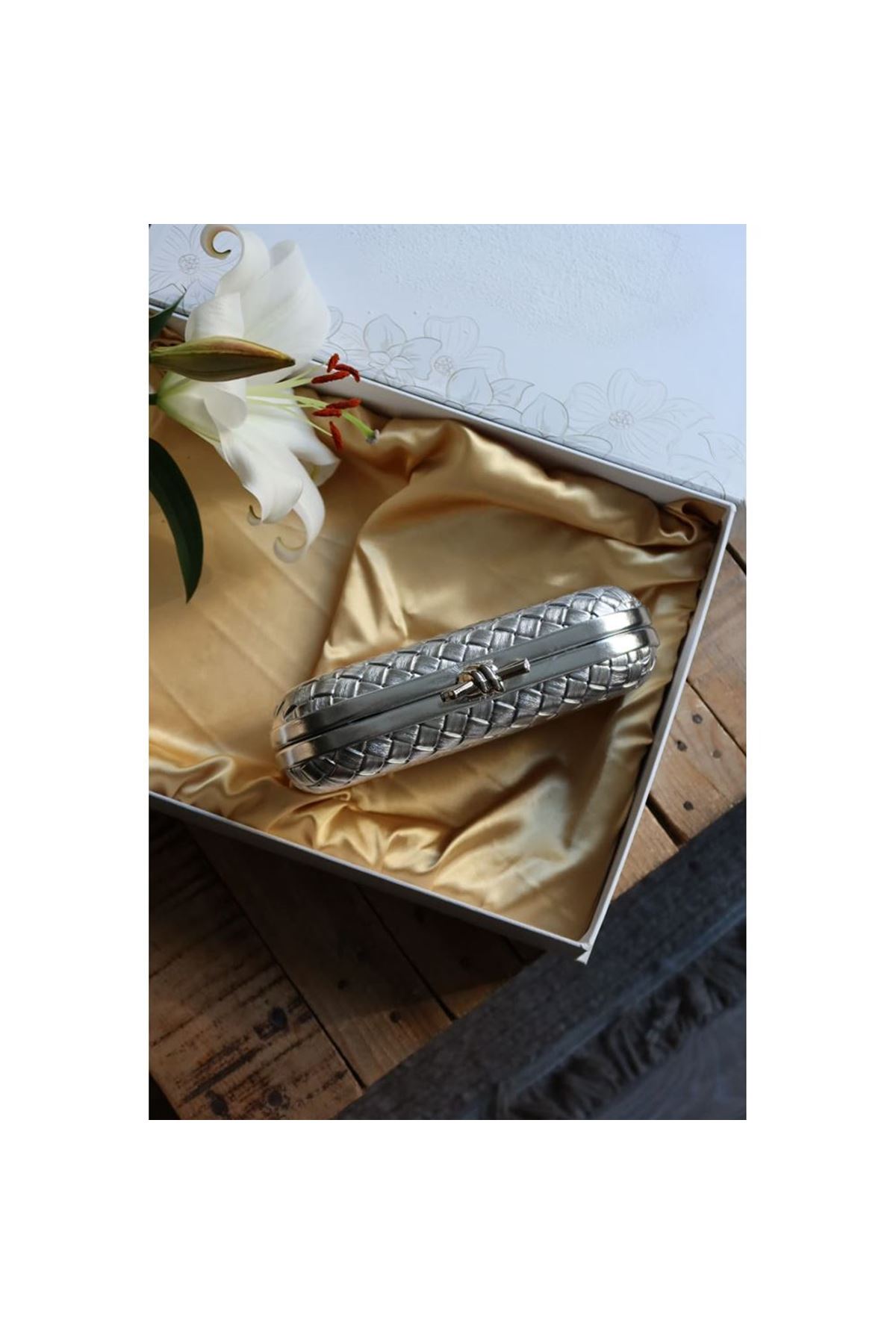 Silver Baklava Desenli Metal Aksesuar Detaylı Kasa Abiye Çanta