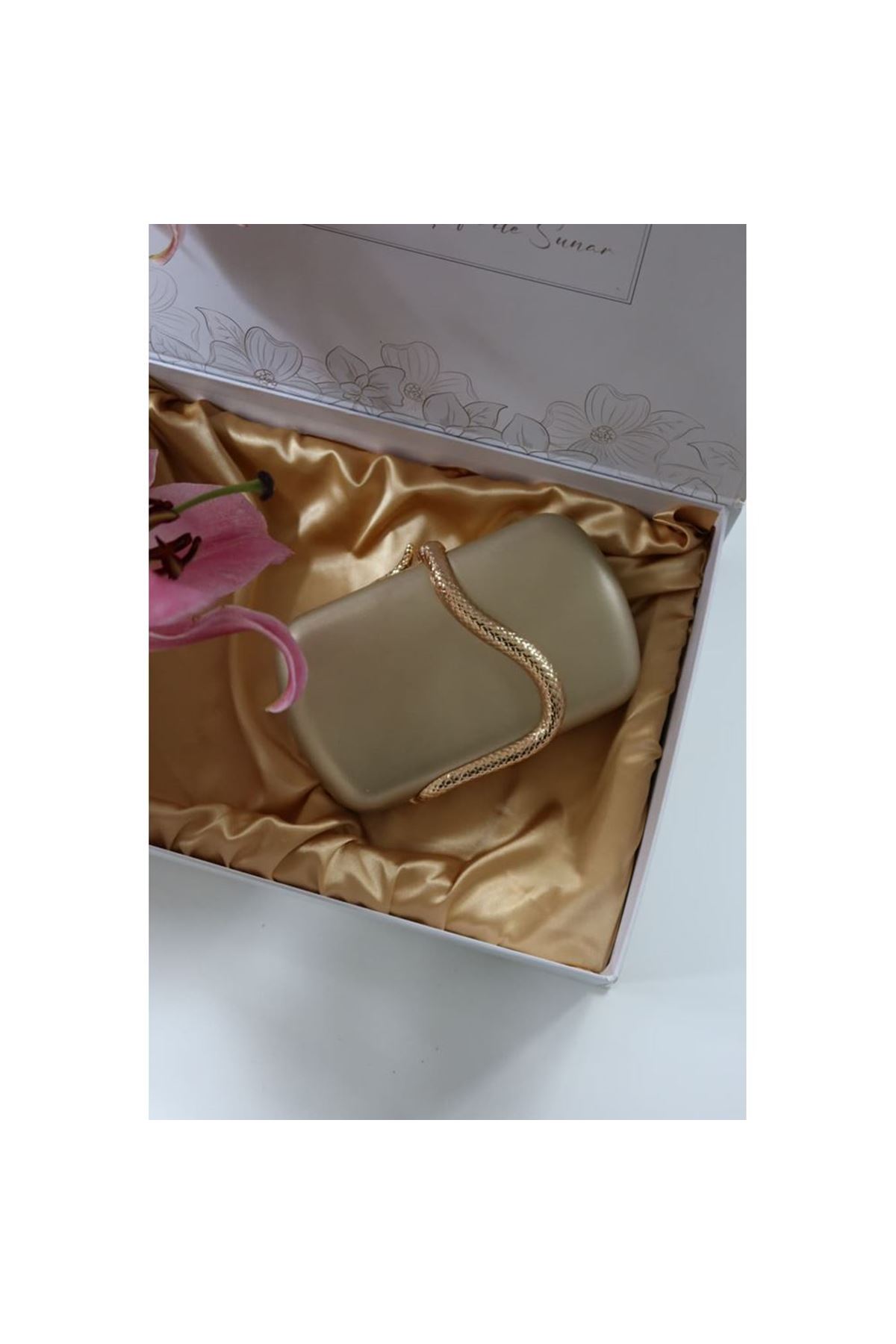 Gold yılan aksesuar detaylı kasa zincirli abiye çanta