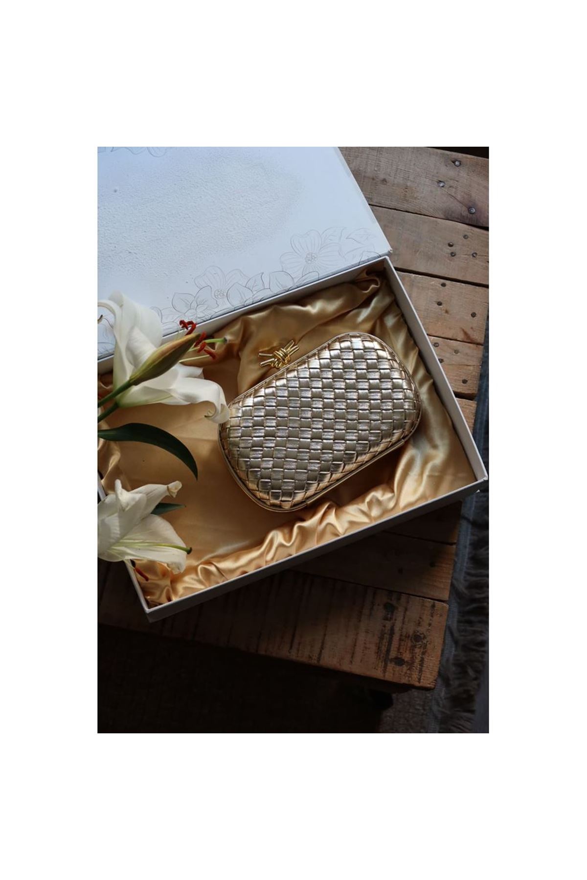 Gold Baklava Desenli Metal Aksesuar Detaylı Kasa Abiye Çanta