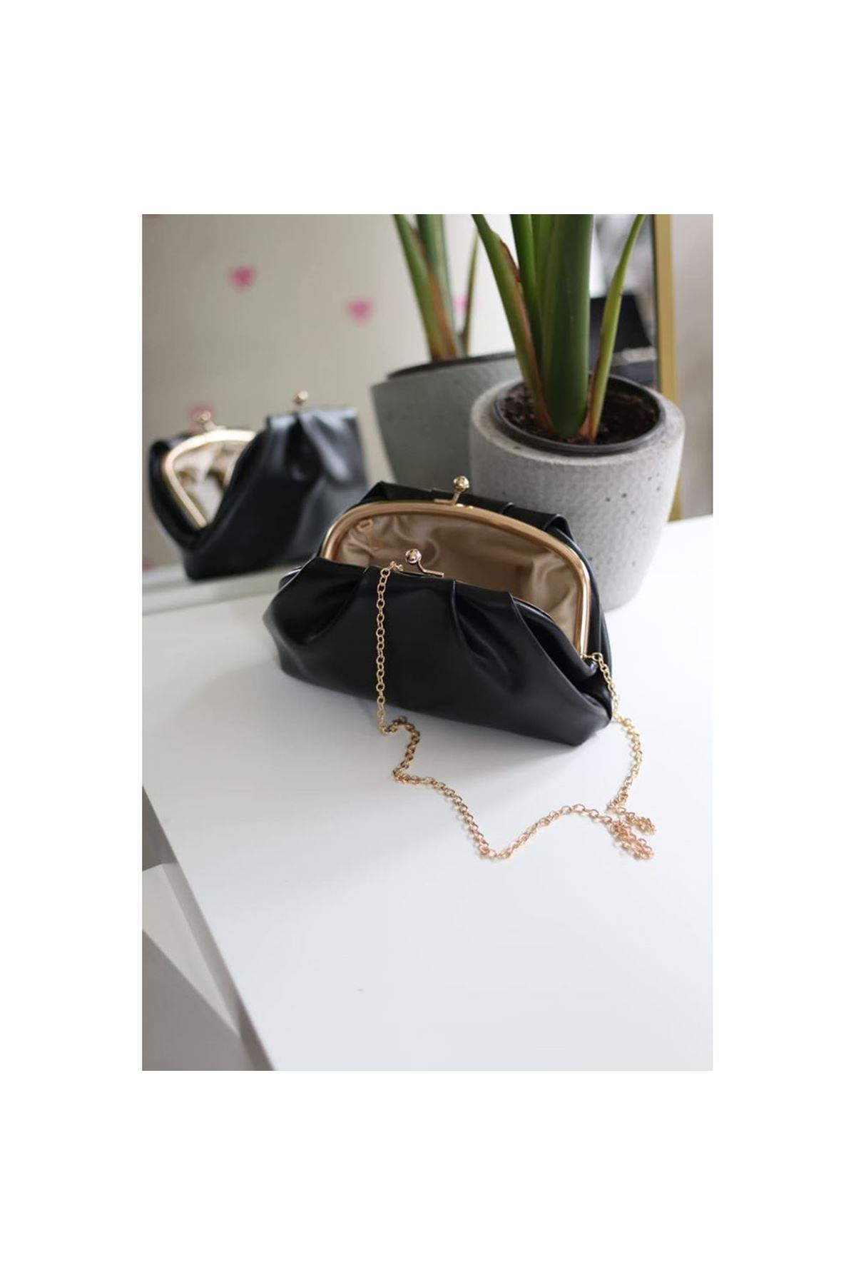 Siyah gold burslu mini pouch el omuz çantası